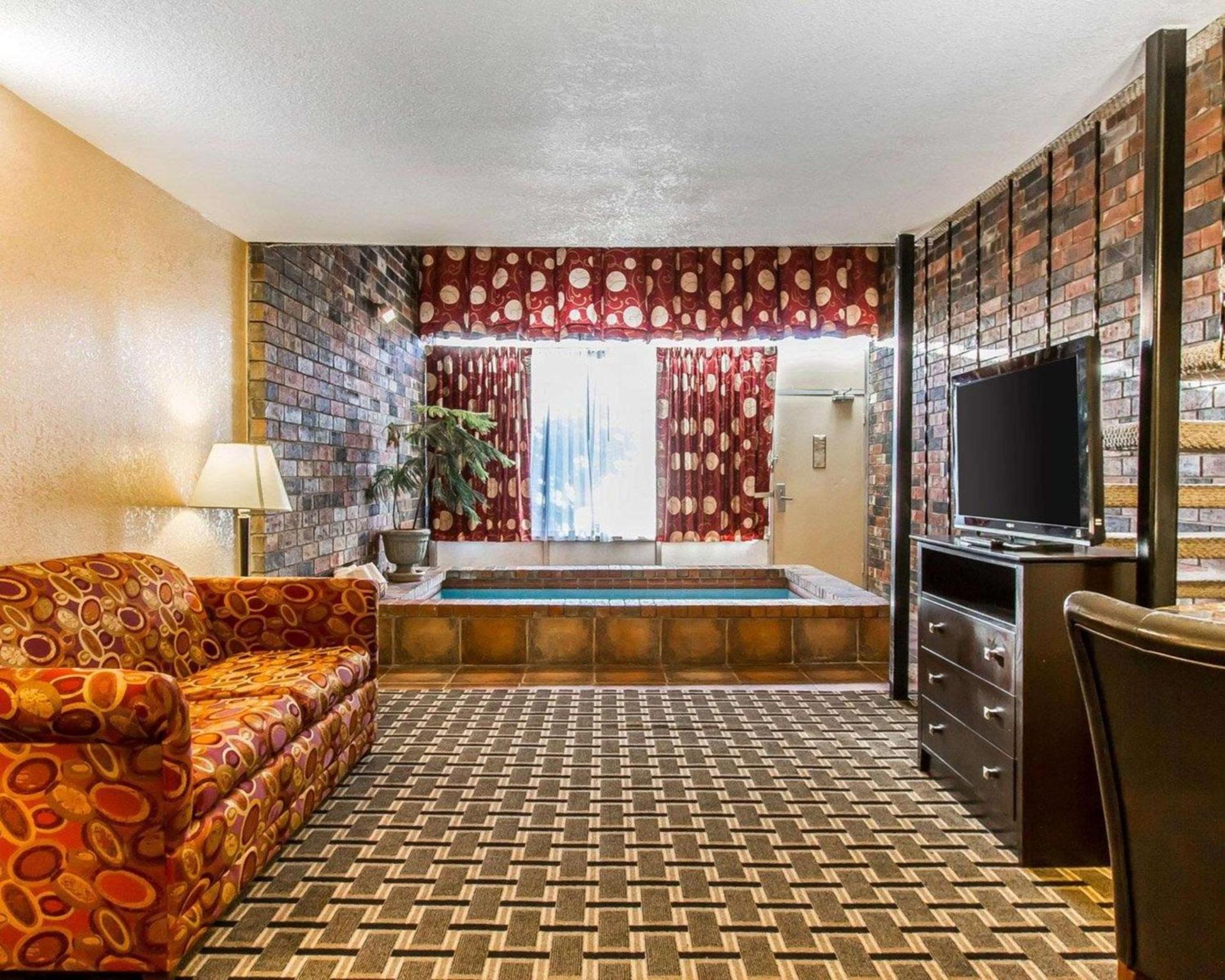 Quality Inn Ada near University photo 11