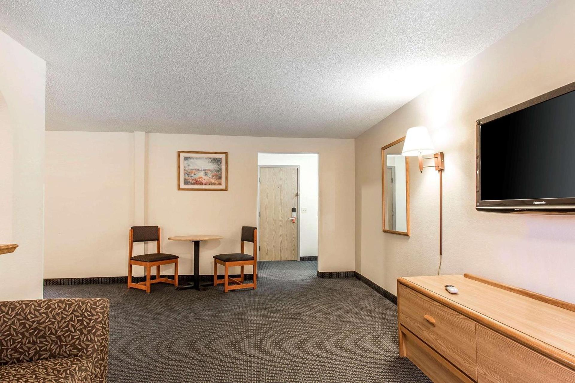 Brentwood Inn Clinton photo 21