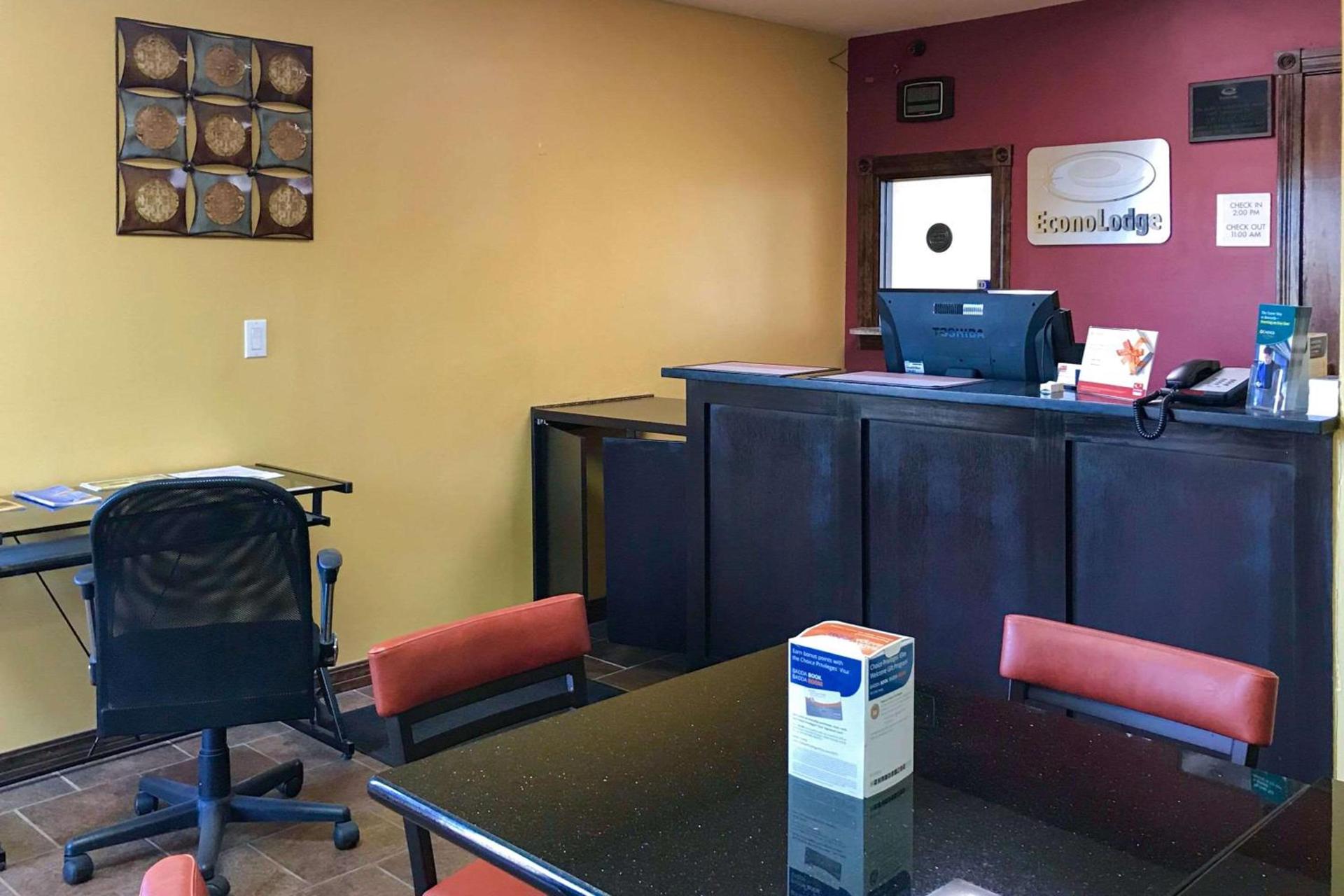 Econo Lodge Purcell photo 9