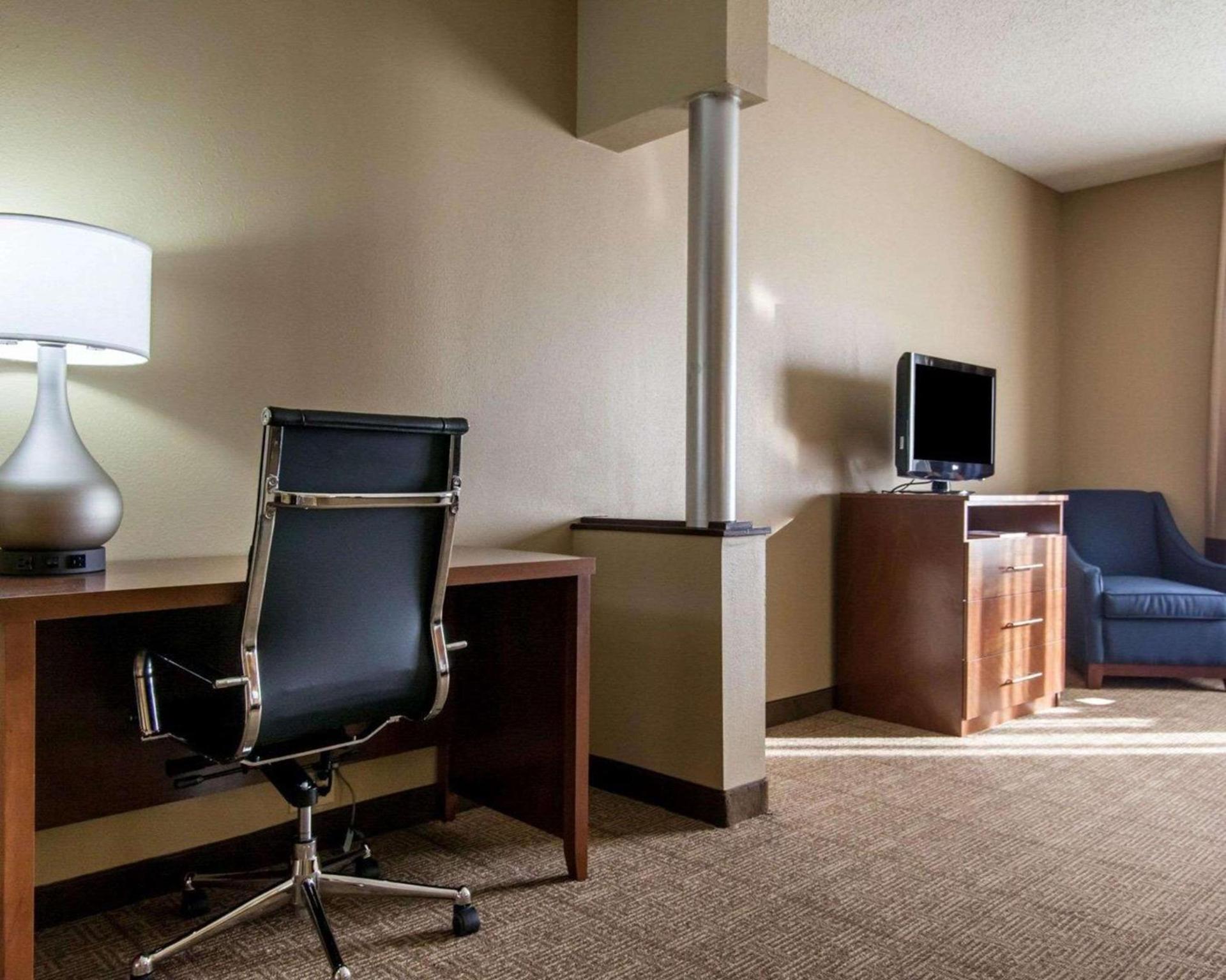 Comfort Suites Tulsa Central photo 23