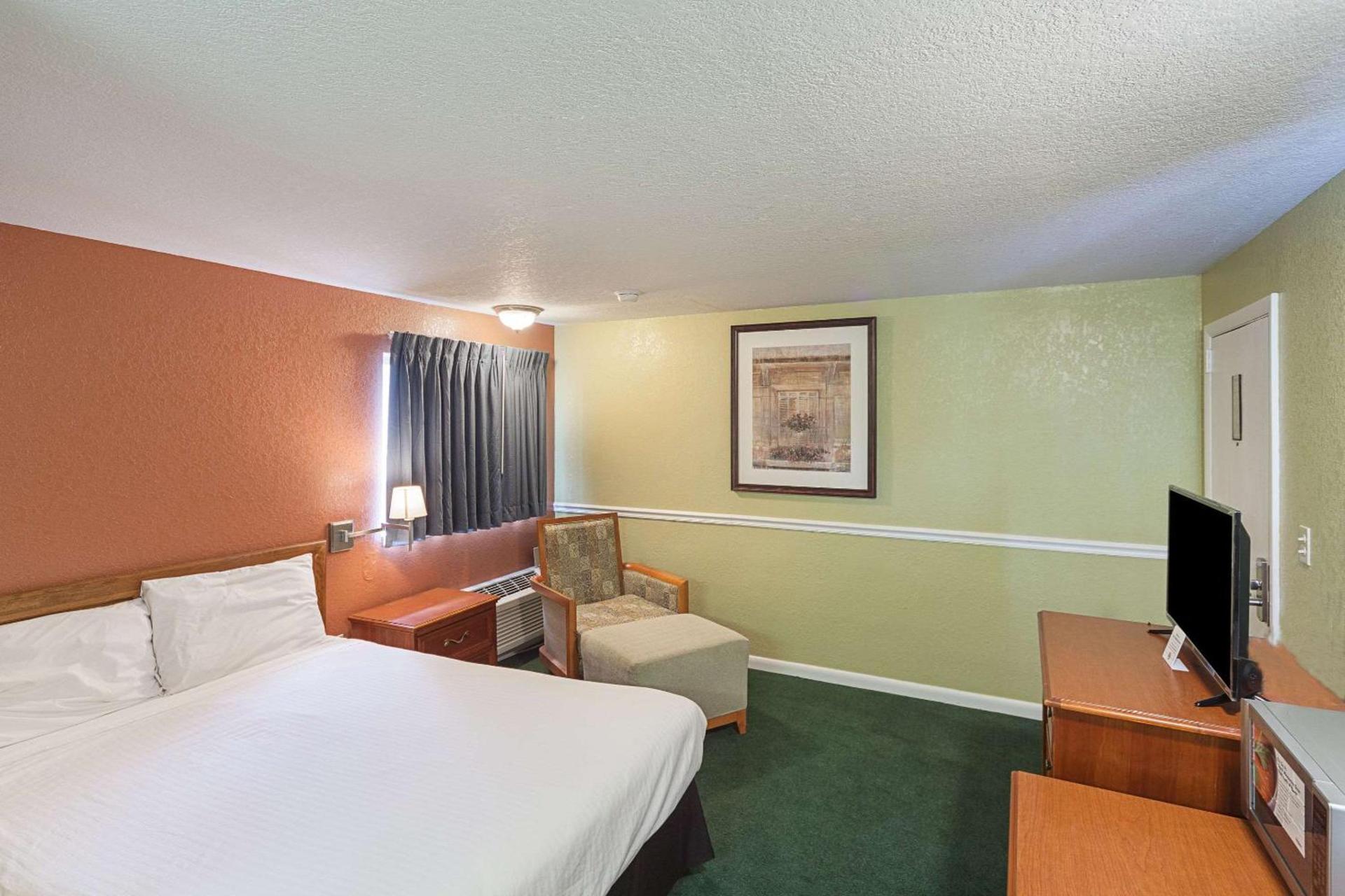 Rodeway Inn Wauseon photo 16