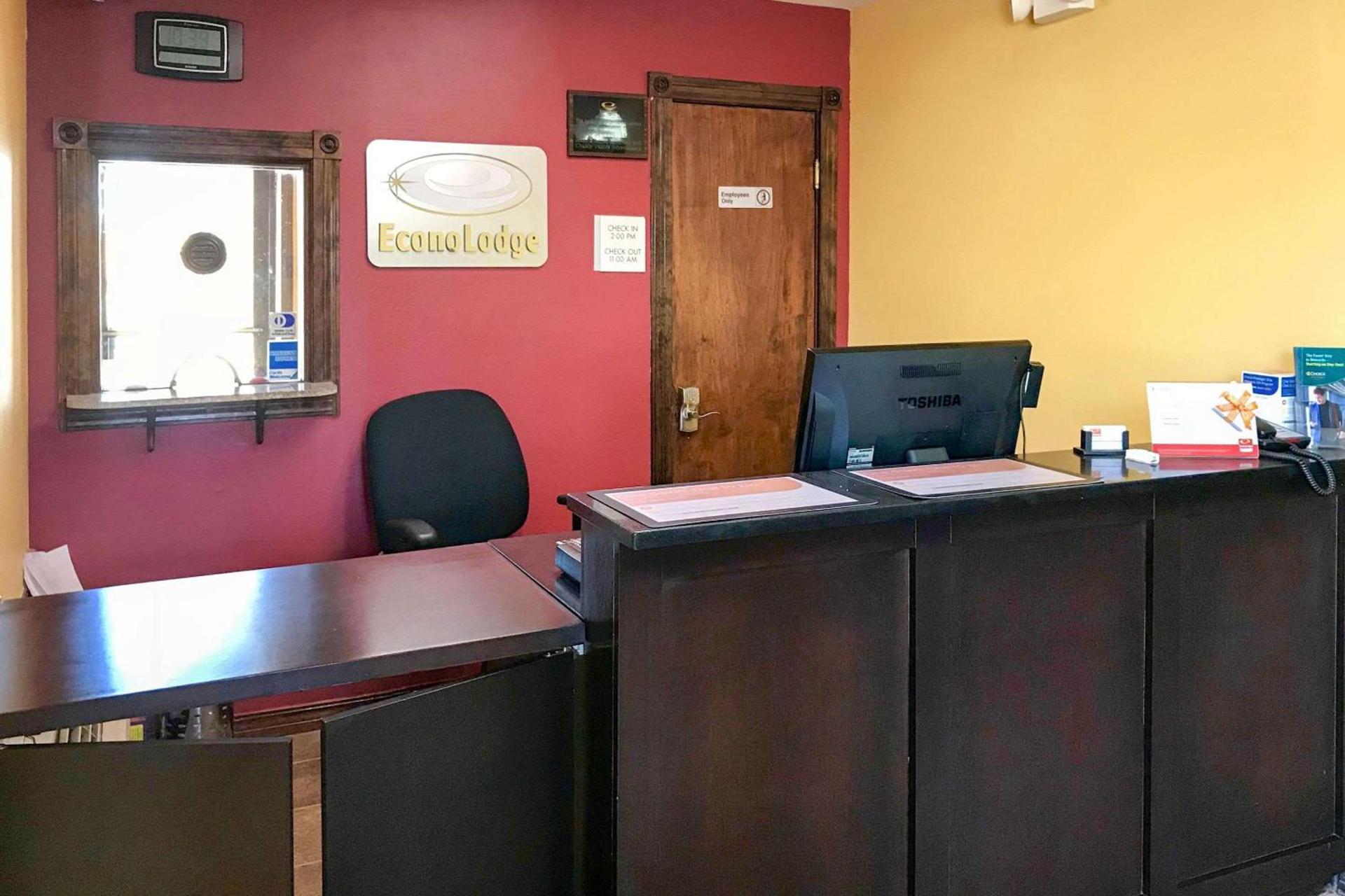 Econo Lodge Purcell photo 11