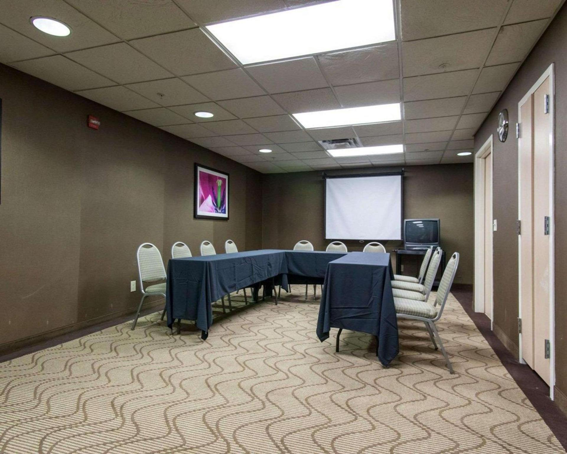 Comfort Suites Tulsa Central photo 40