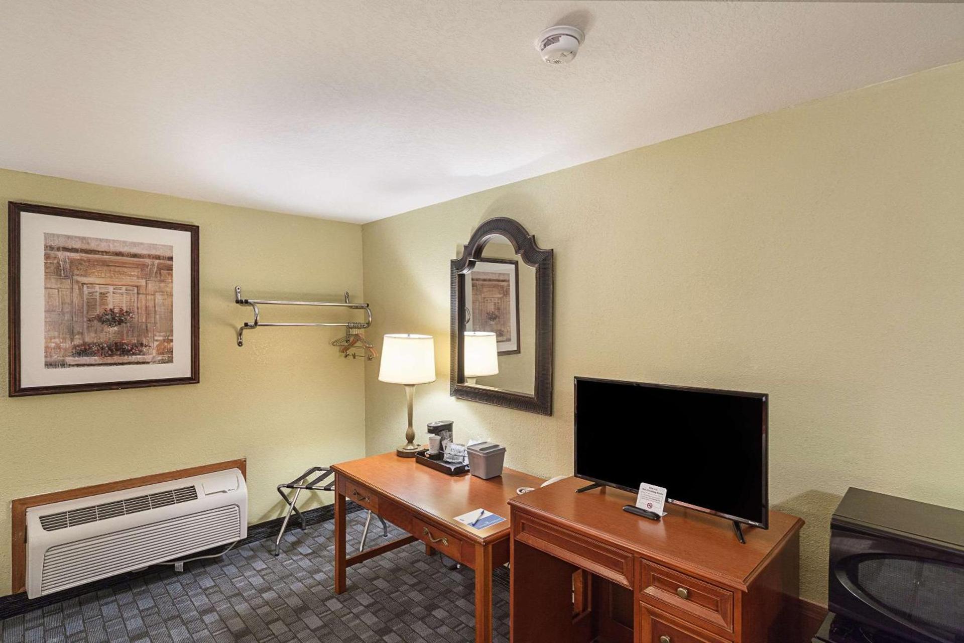 Rodeway Inn Wauseon photo 19