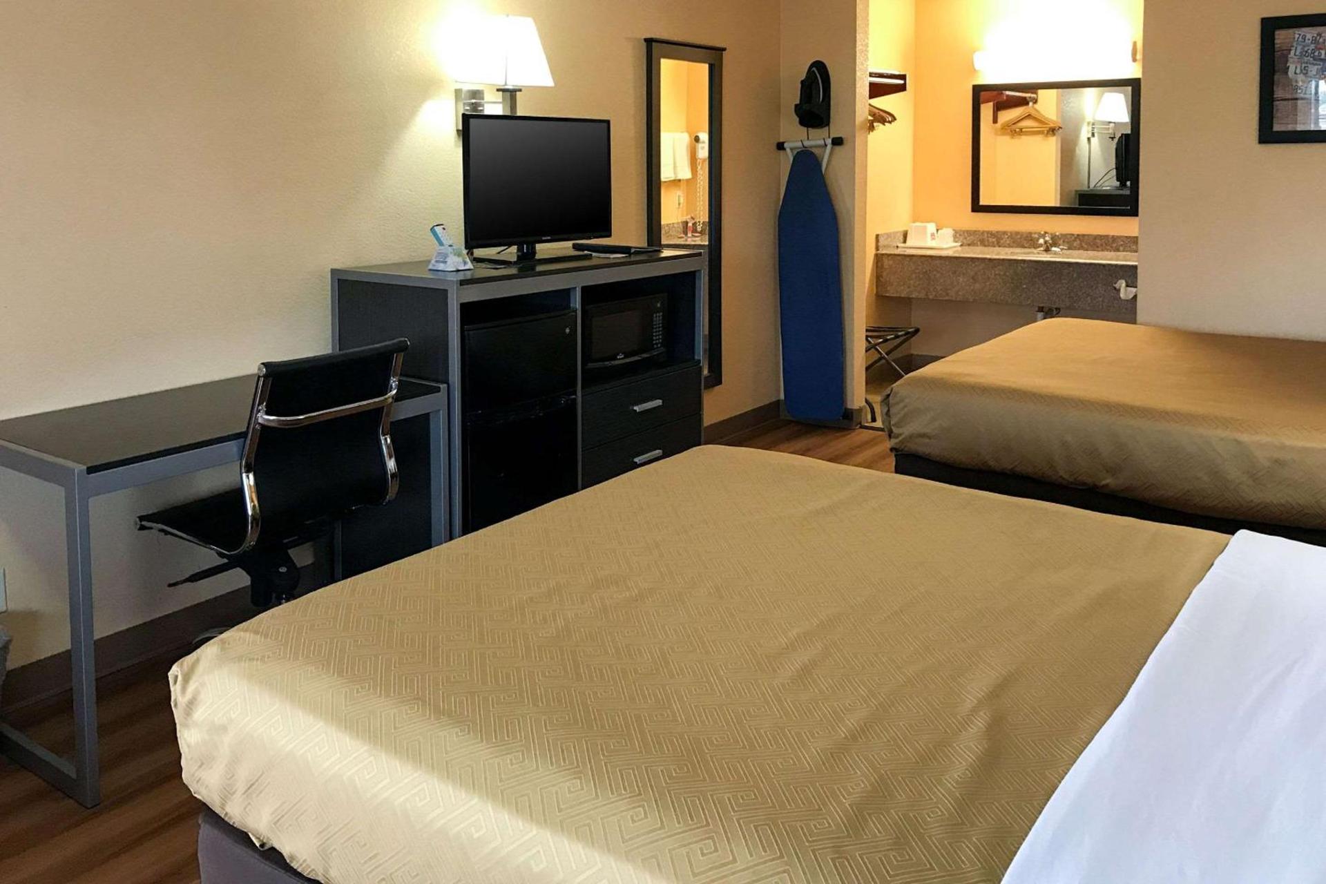 Econo Lodge Purcell photo 12