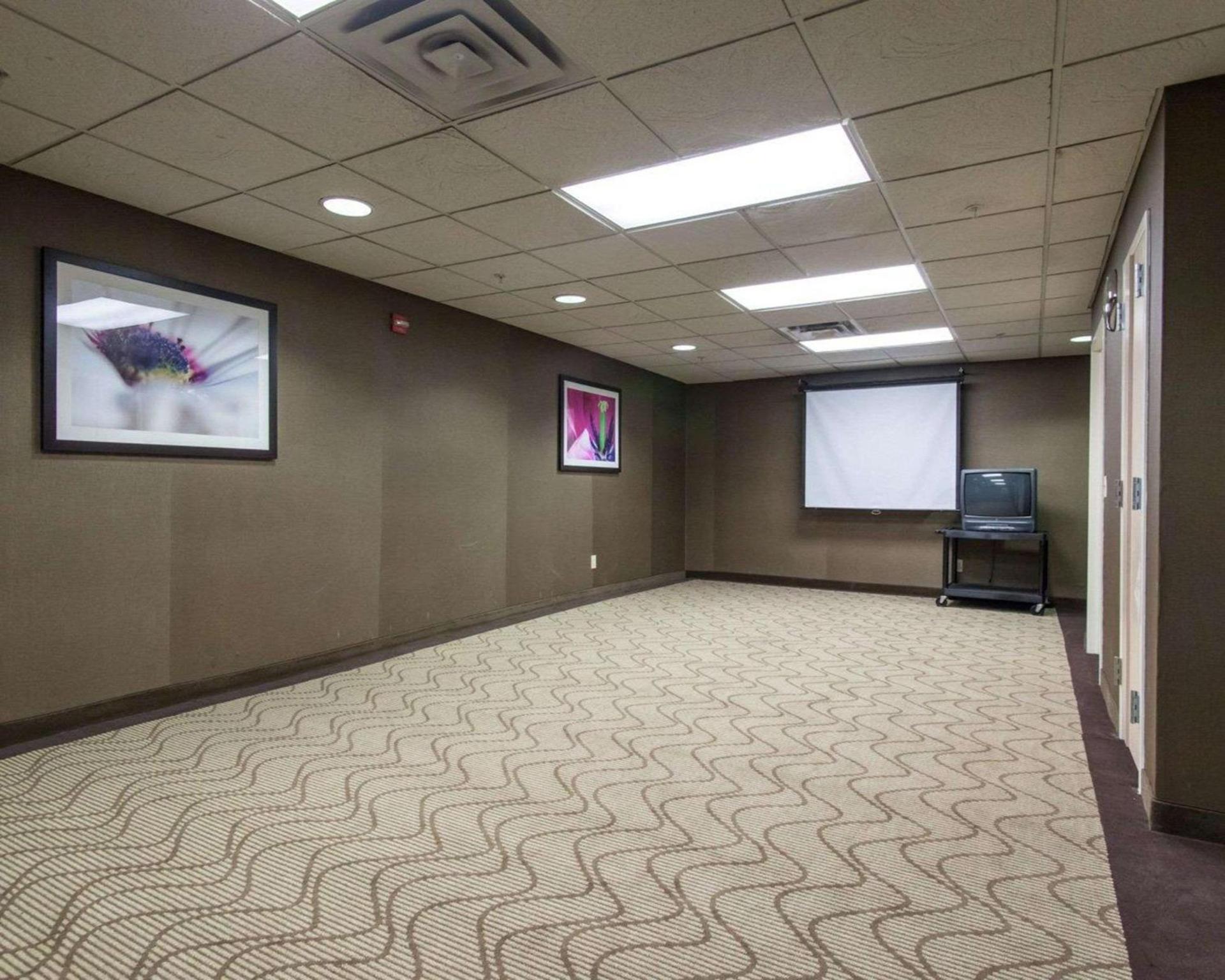 Comfort Suites Tulsa Central photo 38