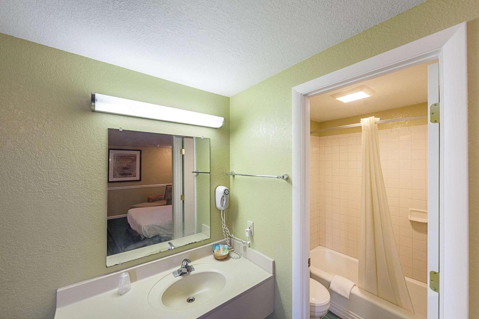 Rodeway Inn Wauseon photo 23