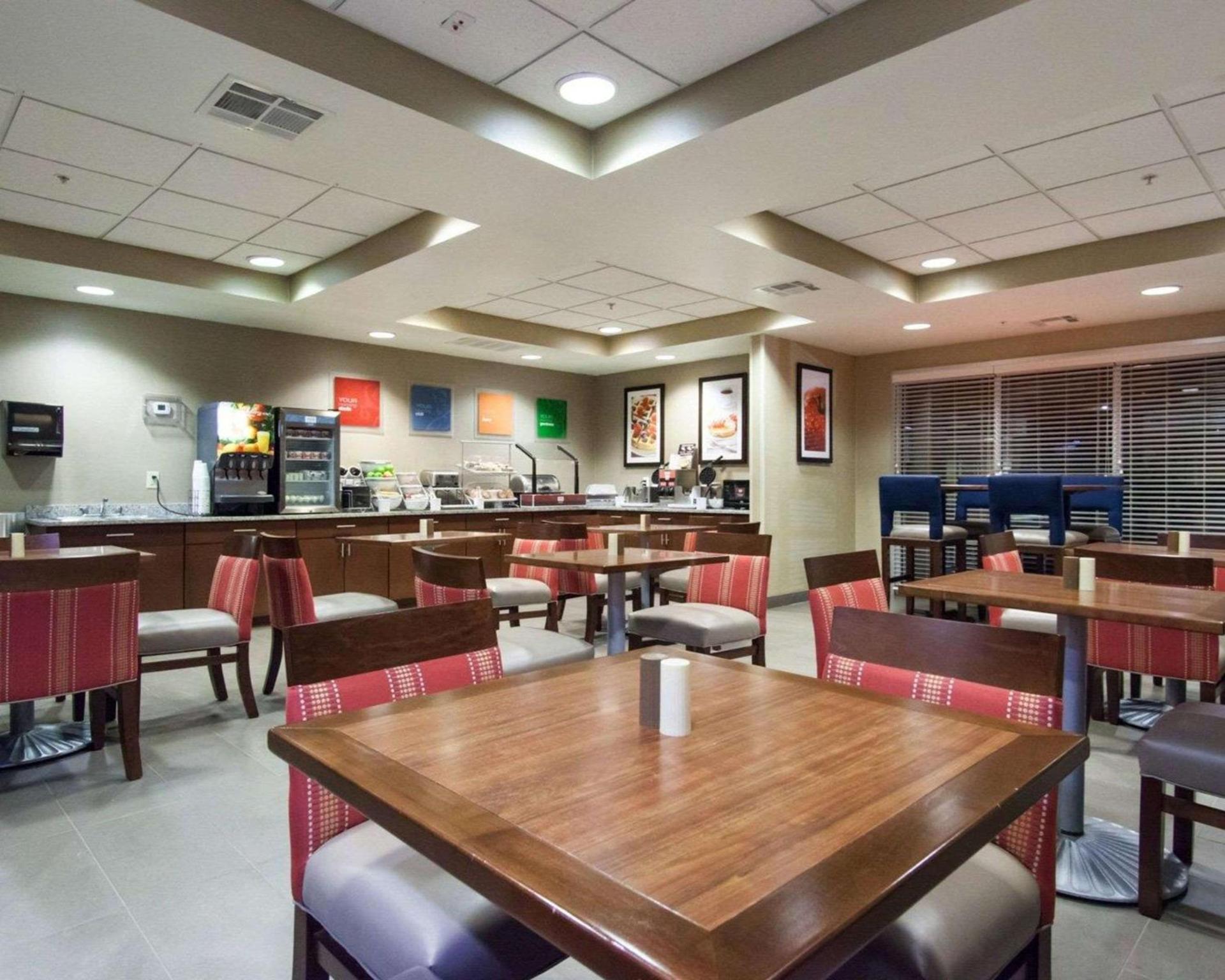 Comfort Suites Tulsa Central photo 41