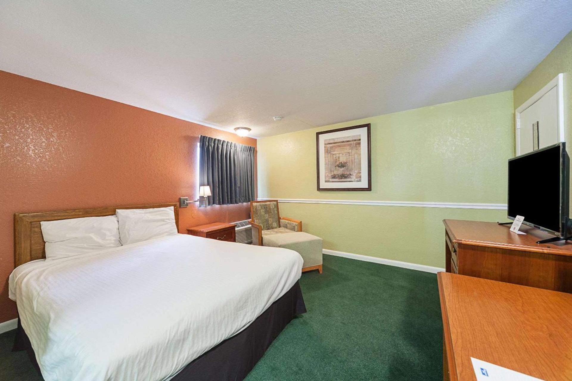 Rodeway Inn Wauseon photo 24