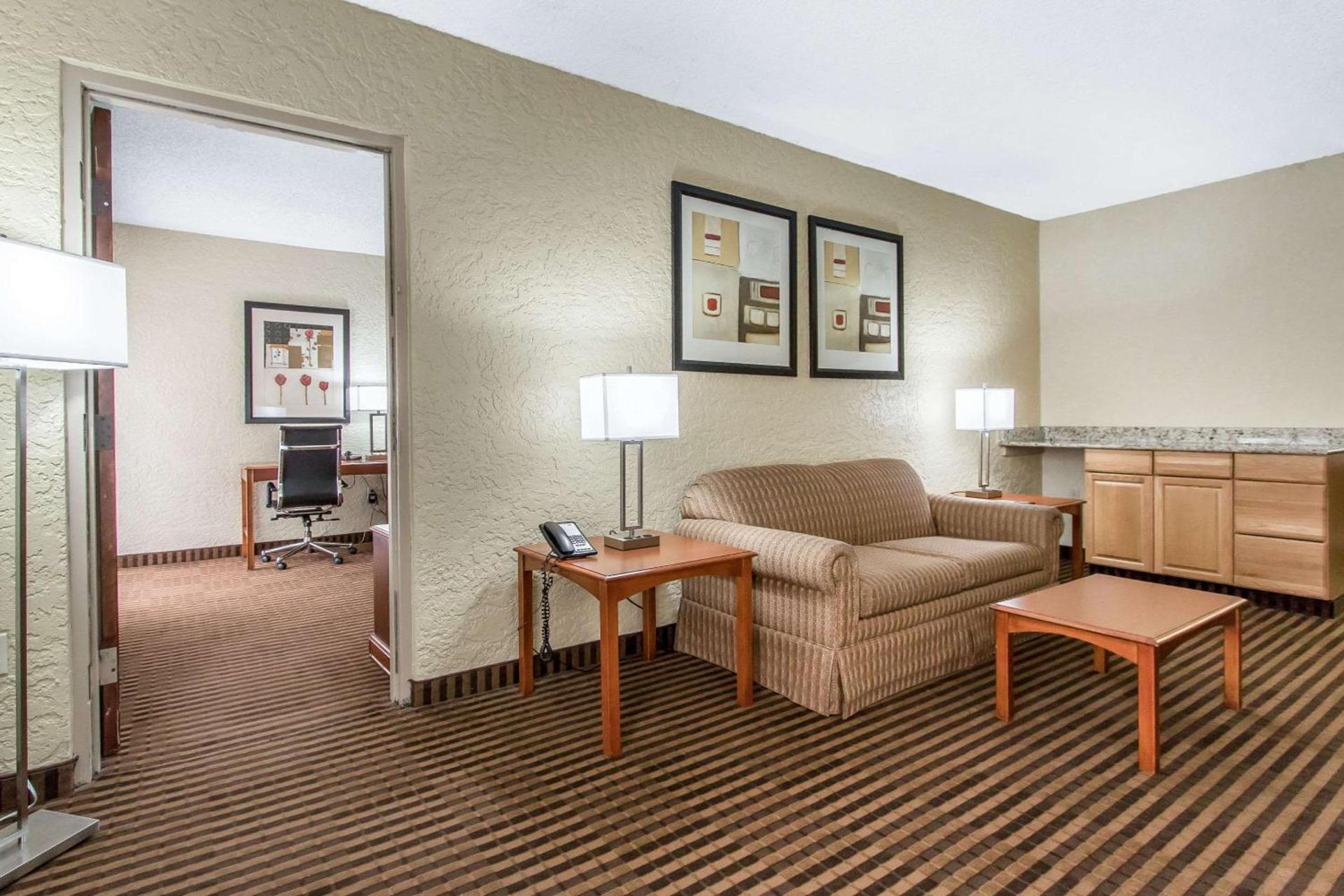 Ramada by Wyndham Tulsa Broken Arrow photo 16