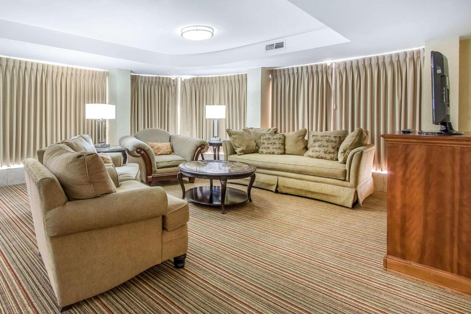 Ramada by Wyndham Tulsa Broken Arrow photo 11