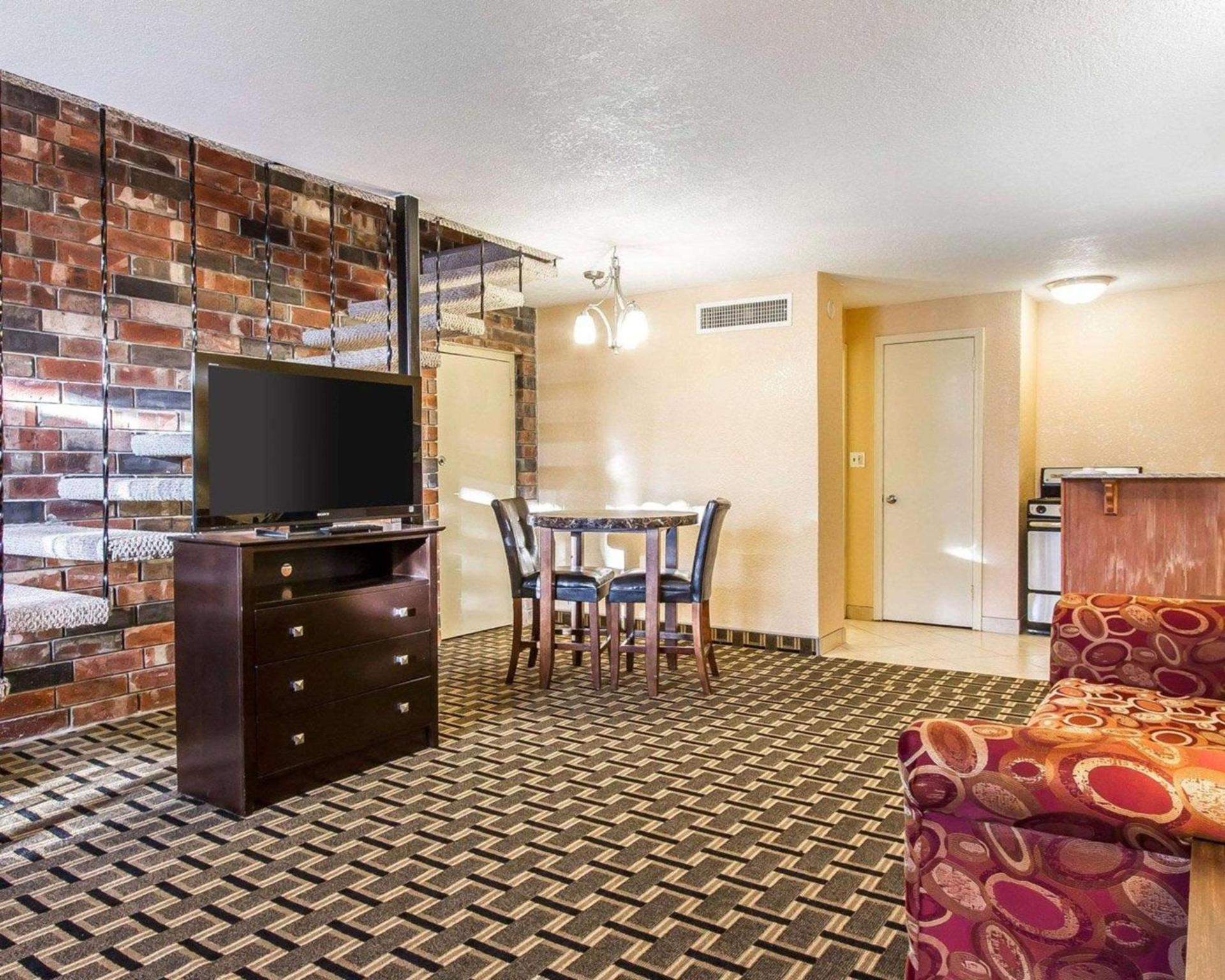 Quality Inn Ada near University photo 20