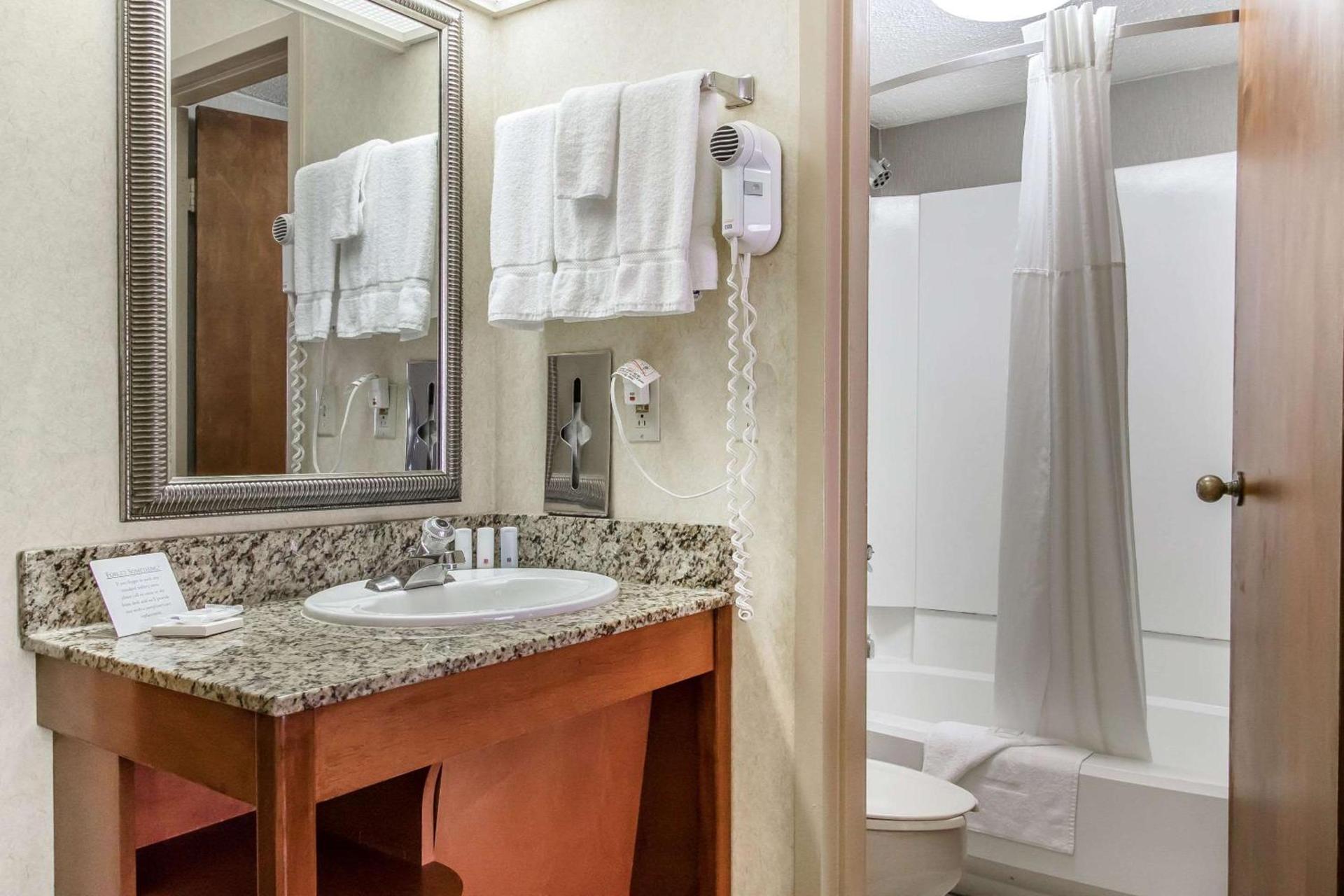 Ramada by Wyndham Tulsa Broken Arrow photo 13