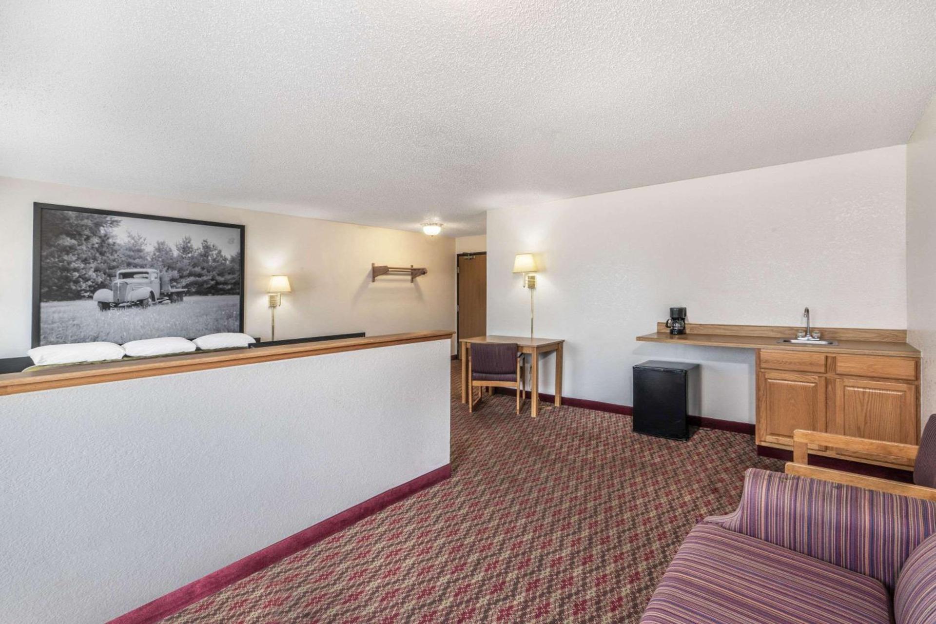Super 8 by Wyndham Fountain photo 13
