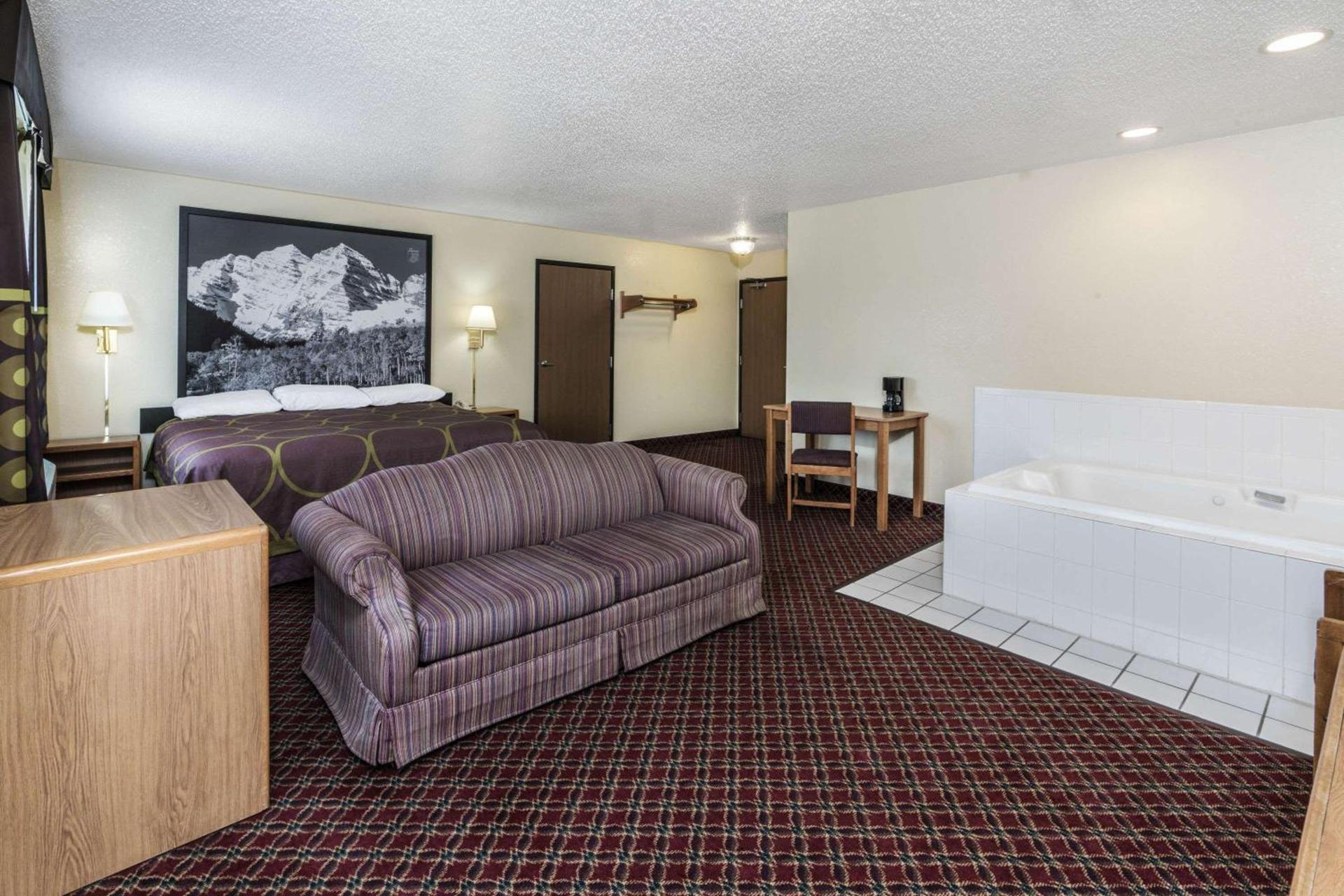 Super 8 by Wyndham Fountain photo 10