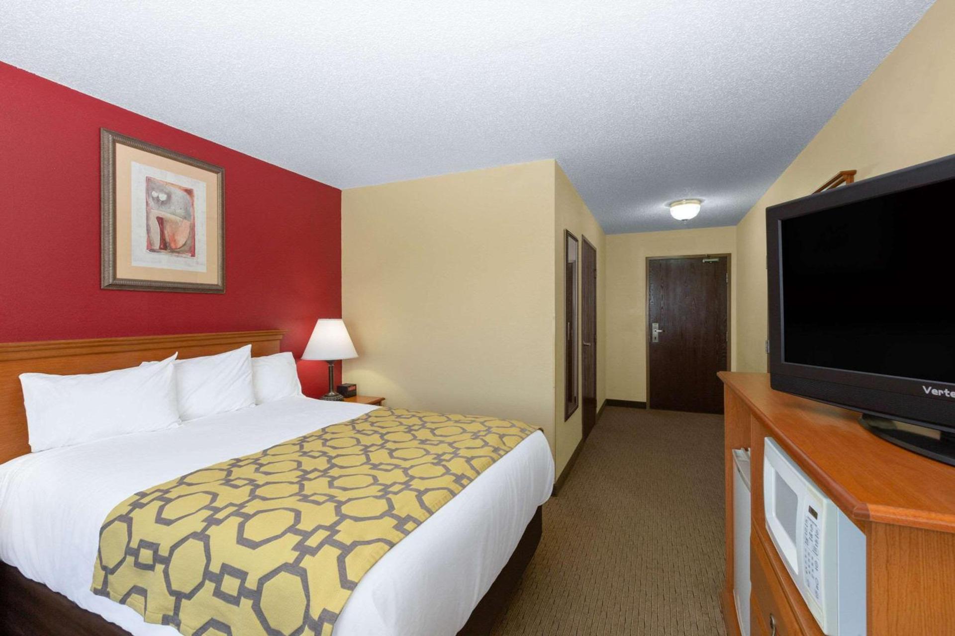 Baymont by Wyndham Fort Dodge photo 32