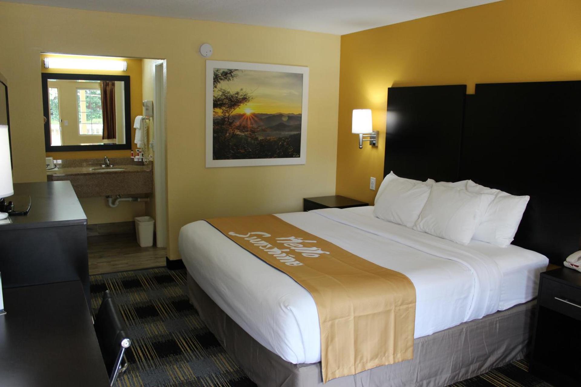 Days Inn by Wyndham Canton photo 9