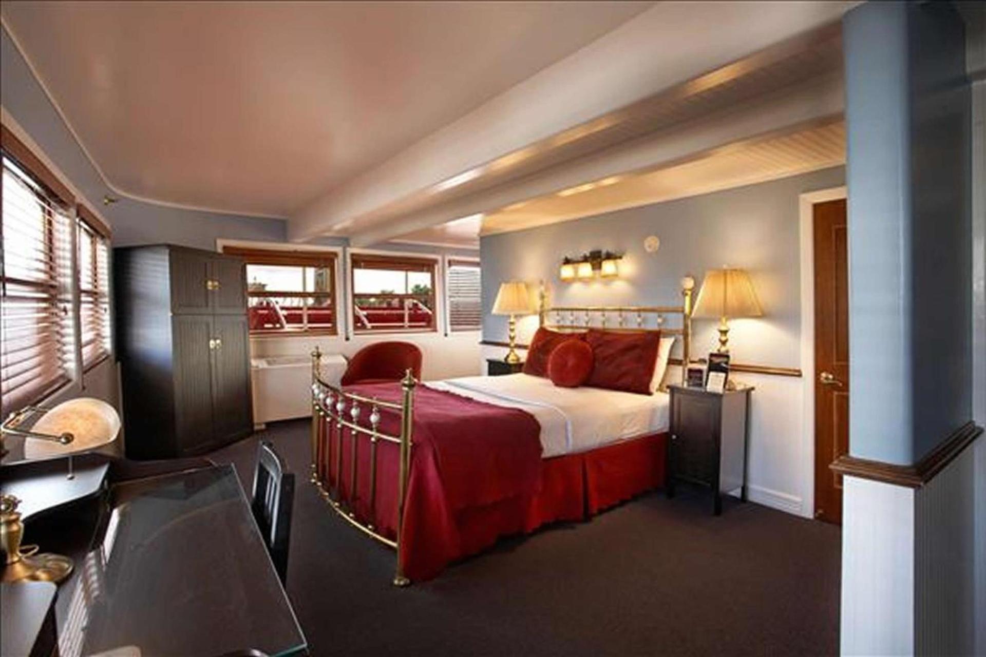 Delta King Hotel photo 7