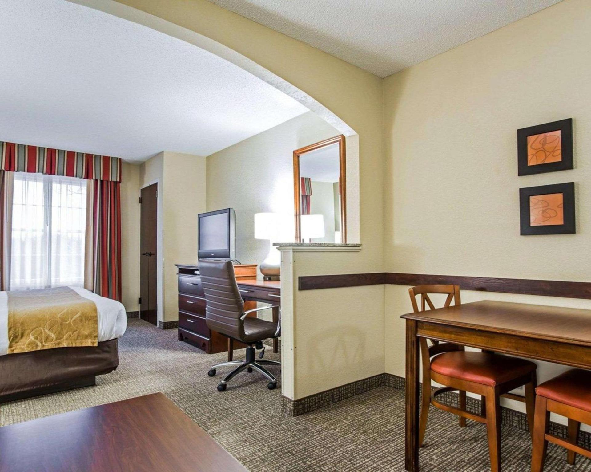 Comfort Suites Sumter near Shaw AFB photo 11