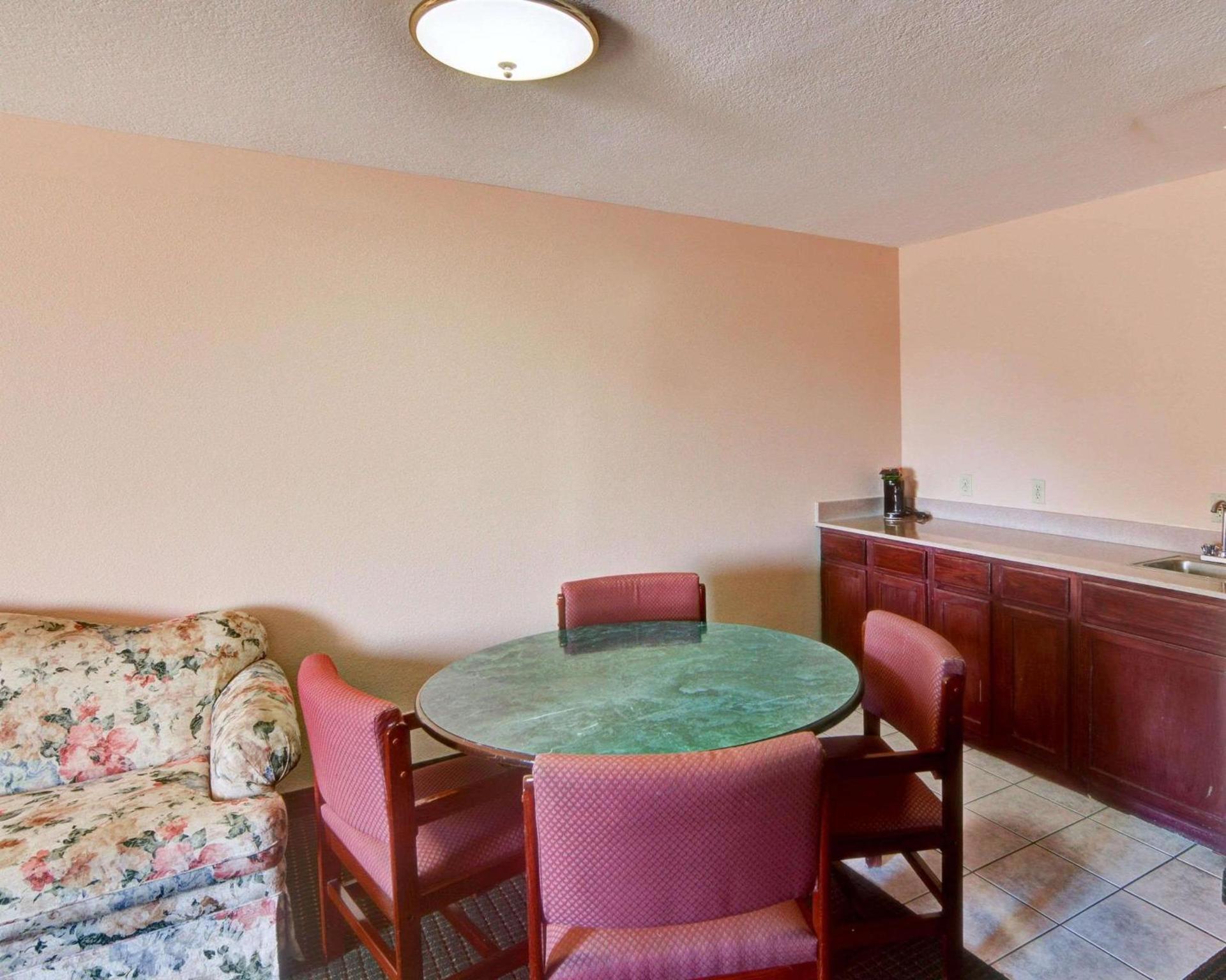 Quality Inn Forest Hill - Fort Worth South photo 18