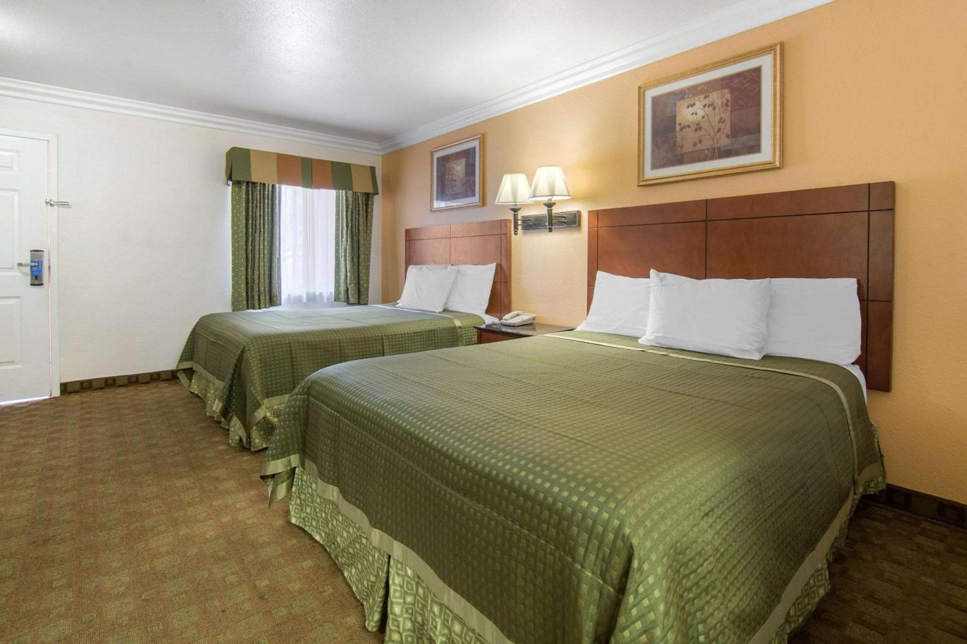 Rodeway Inn Adelanto US 395 photo 12