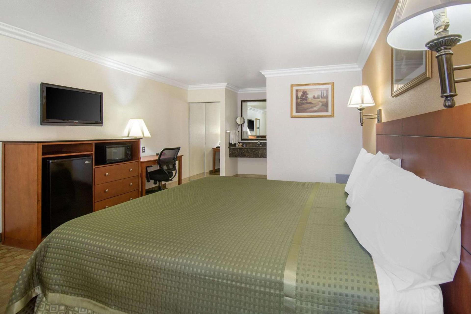 Rodeway Inn Adelanto US 395 photo 6