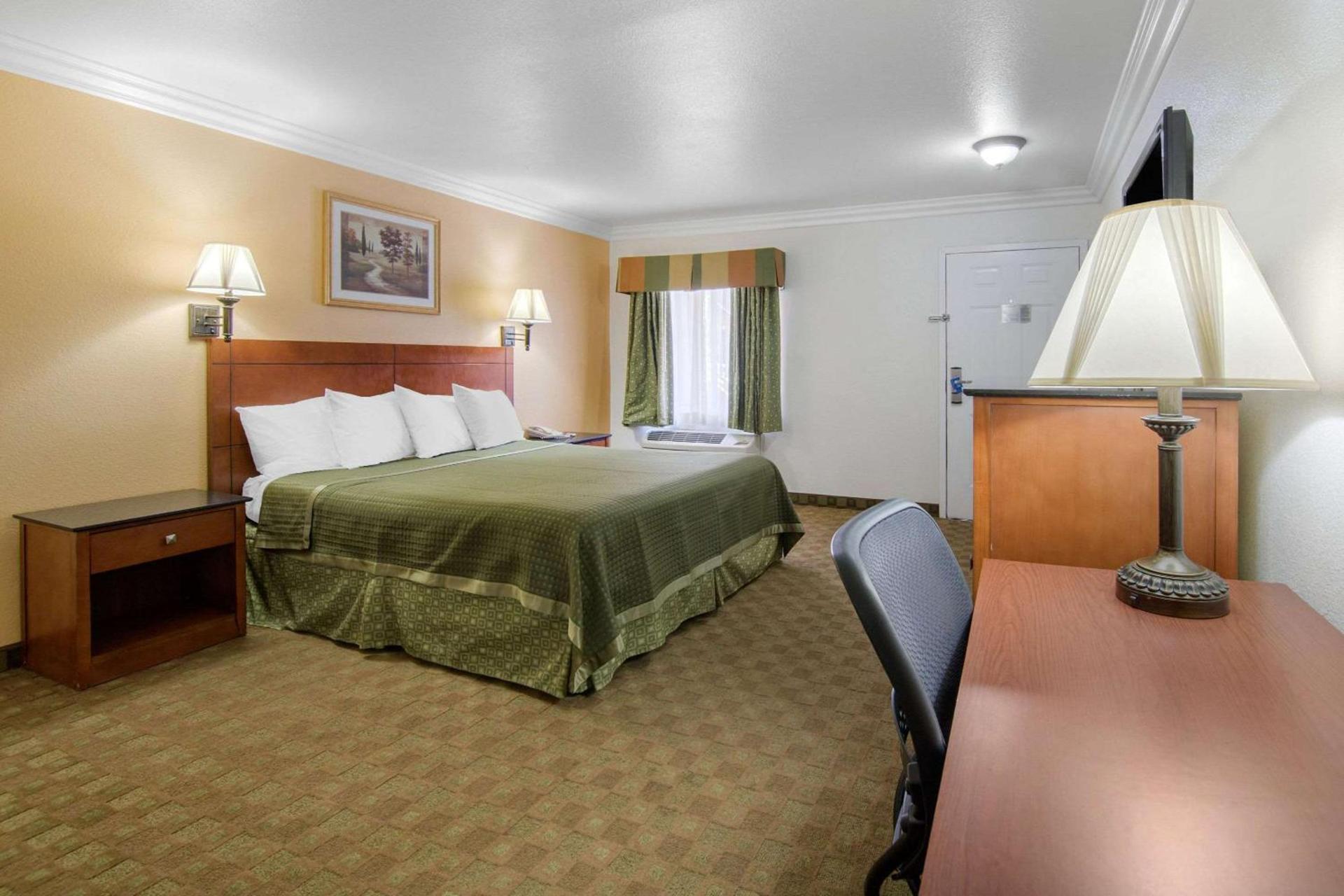 Rodeway Inn Adelanto US 395 photo 8