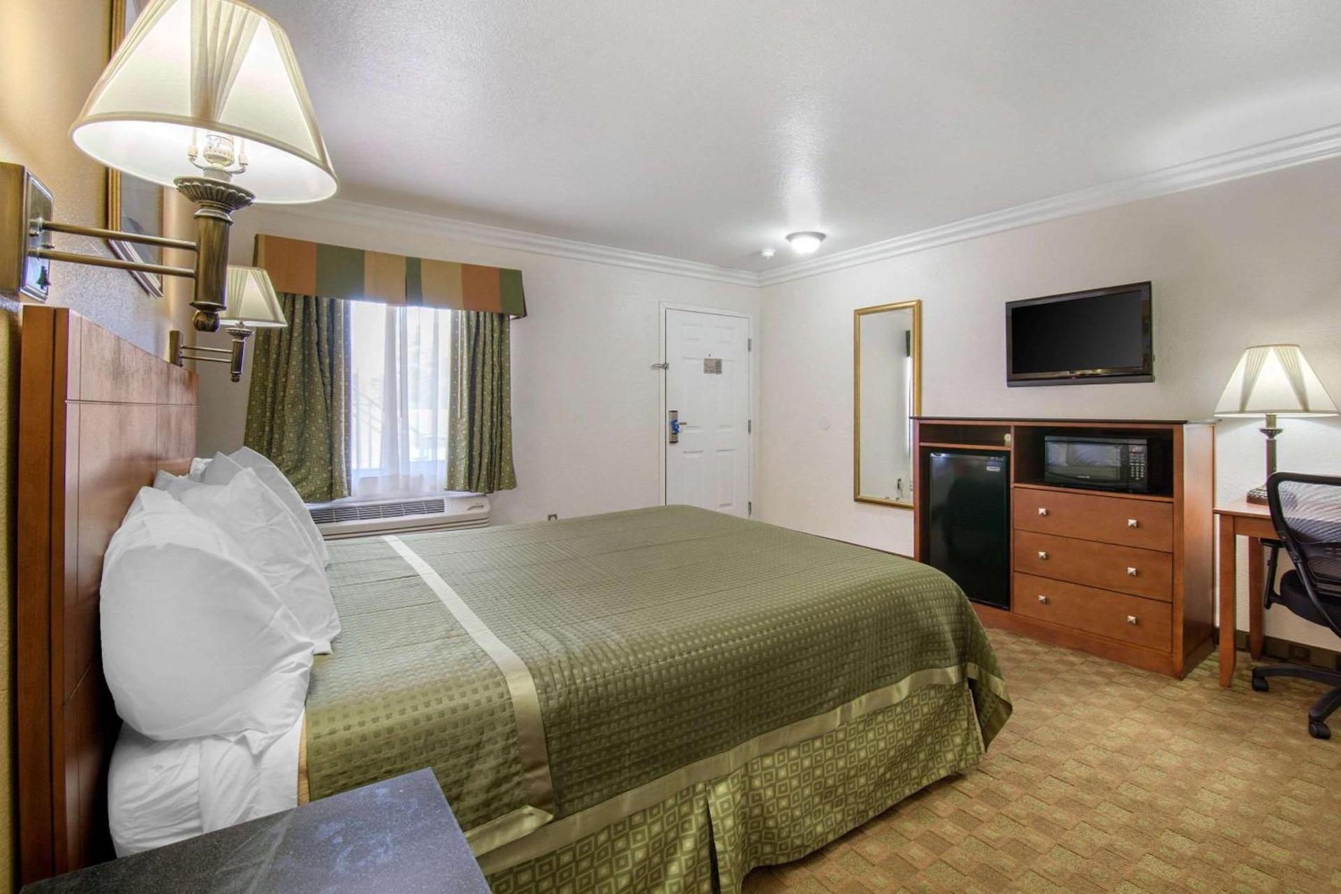 Rodeway Inn Adelanto US 395 photo 9