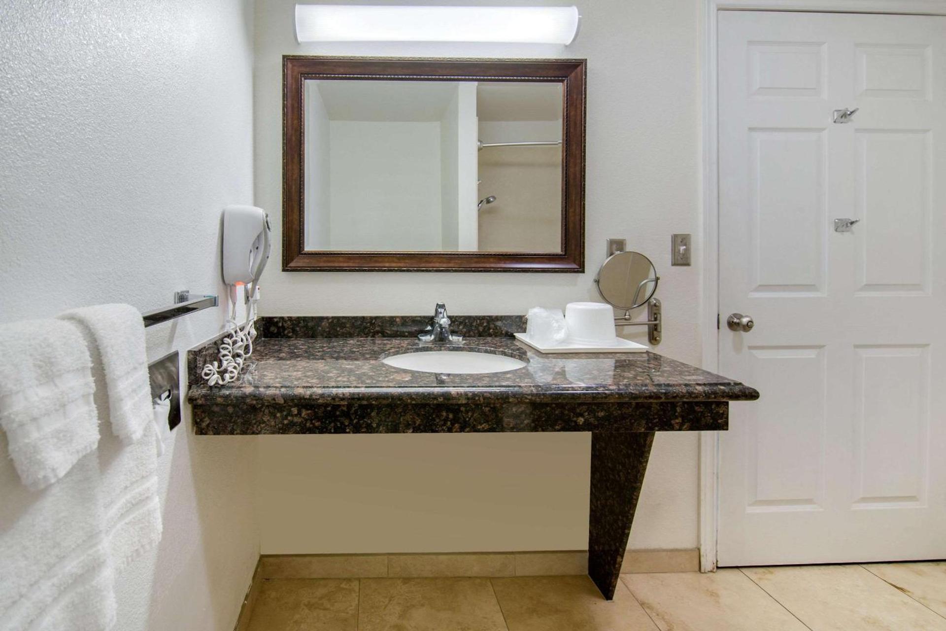 Rodeway Inn Adelanto US 395 photo 21