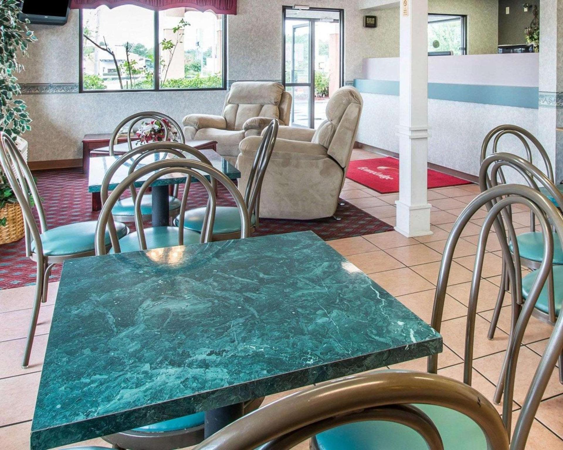 Econo Lodge Dothan West photo 20
