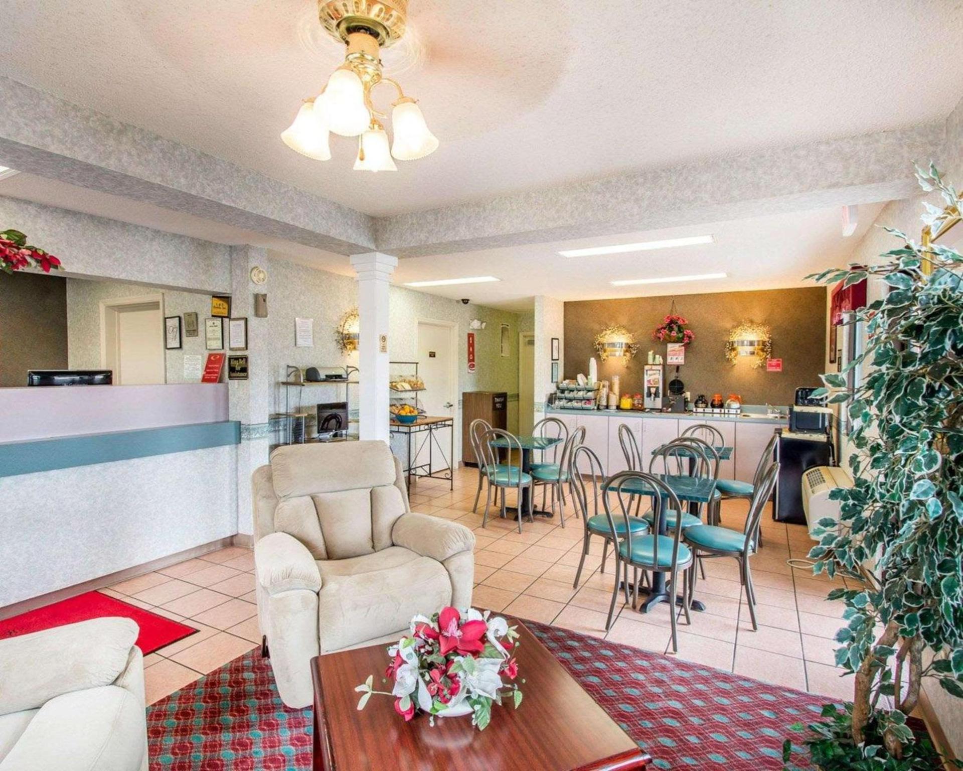 Econo Lodge Dothan West photo 17