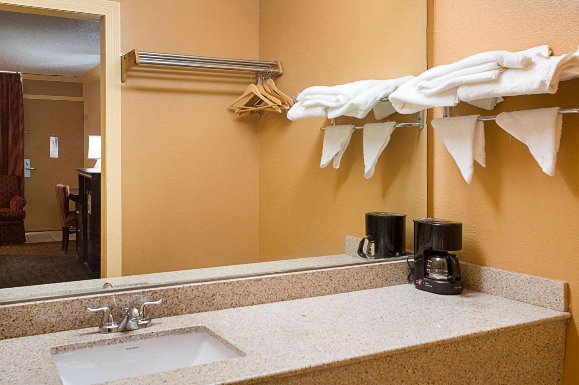 Parkway Inn of Birmingham photo 12