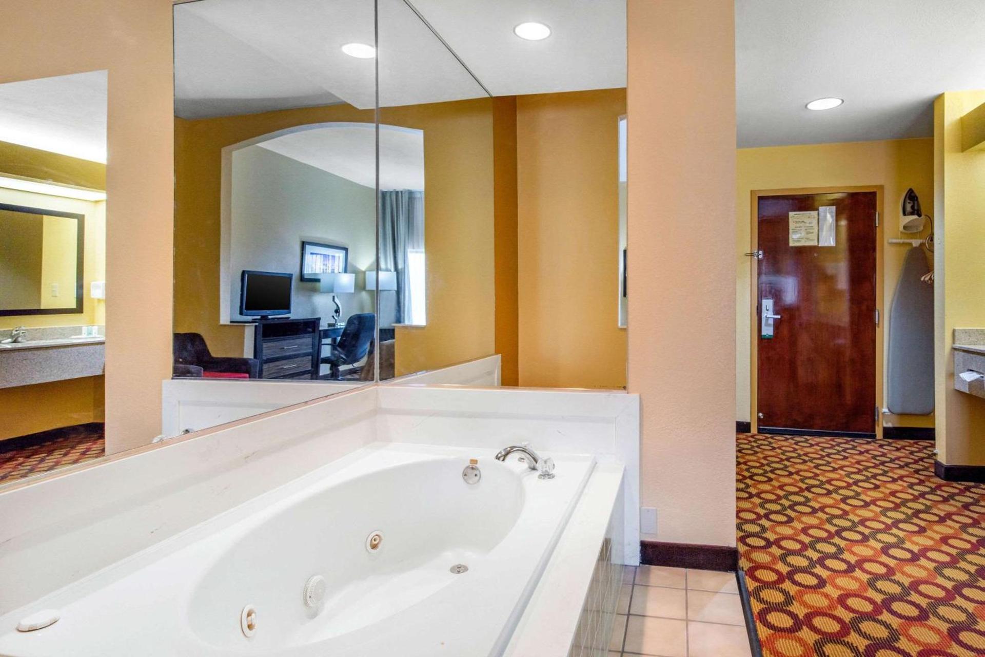 Quality Inn & Suites Montgomery East Carmichael Rd photo 9