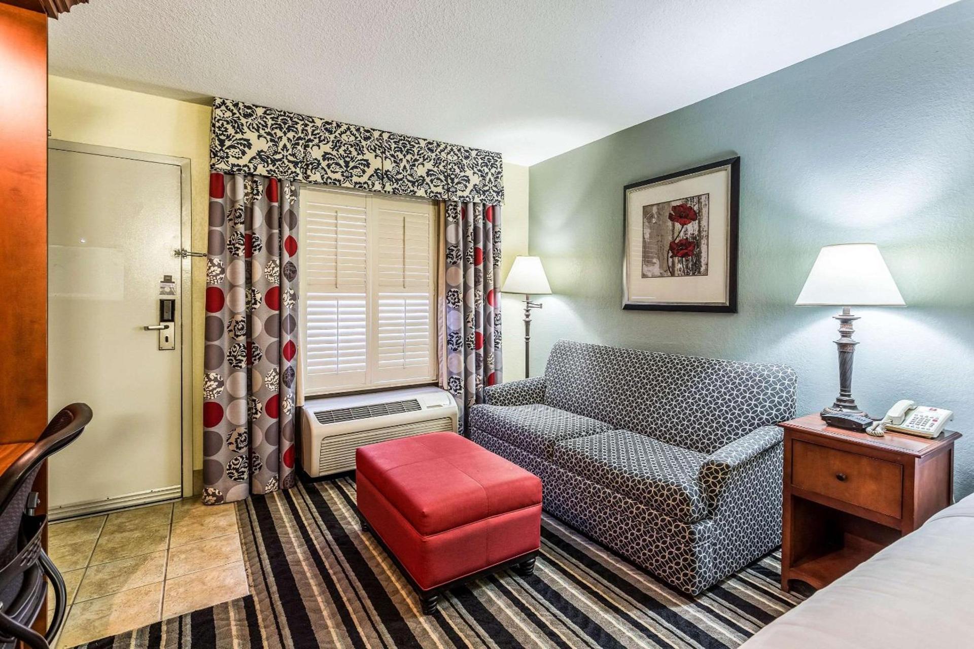 Clarion Pointe Huntsville Research Park photo 12