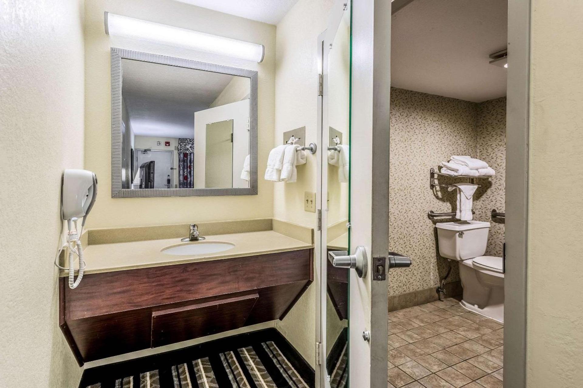Clarion Pointe Huntsville Research Park photo 22