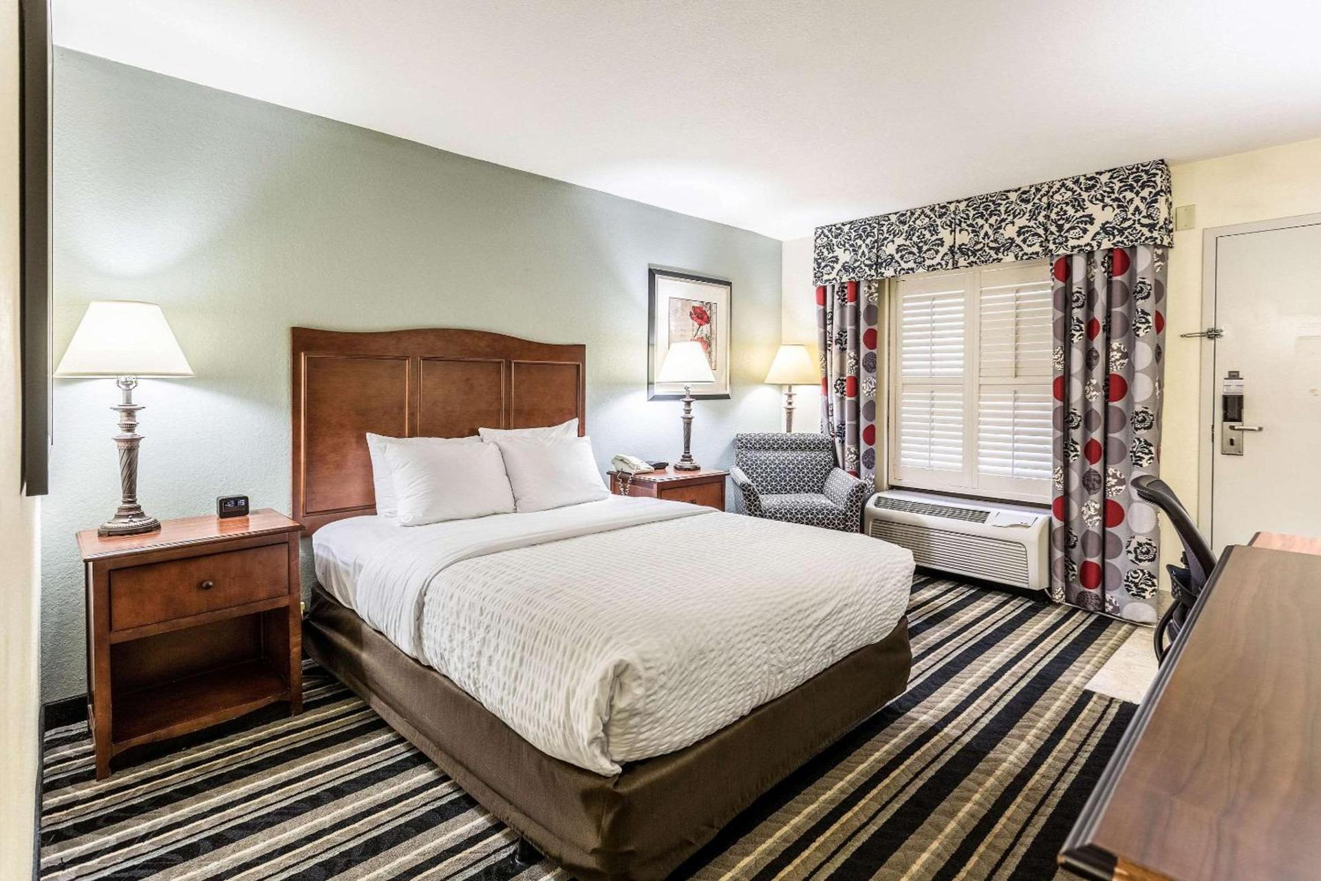 Clarion Pointe Huntsville Research Park photo 20