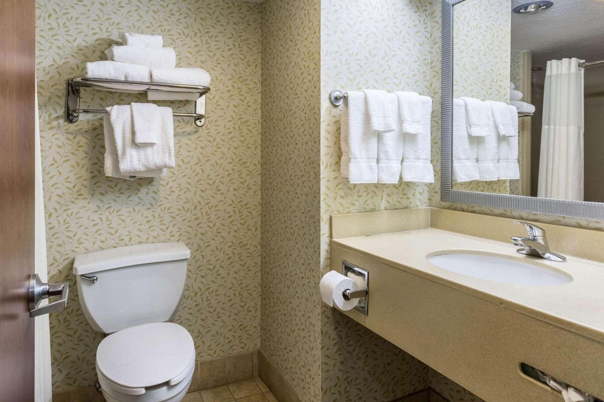 Clarion Pointe Huntsville Research Park photo 11