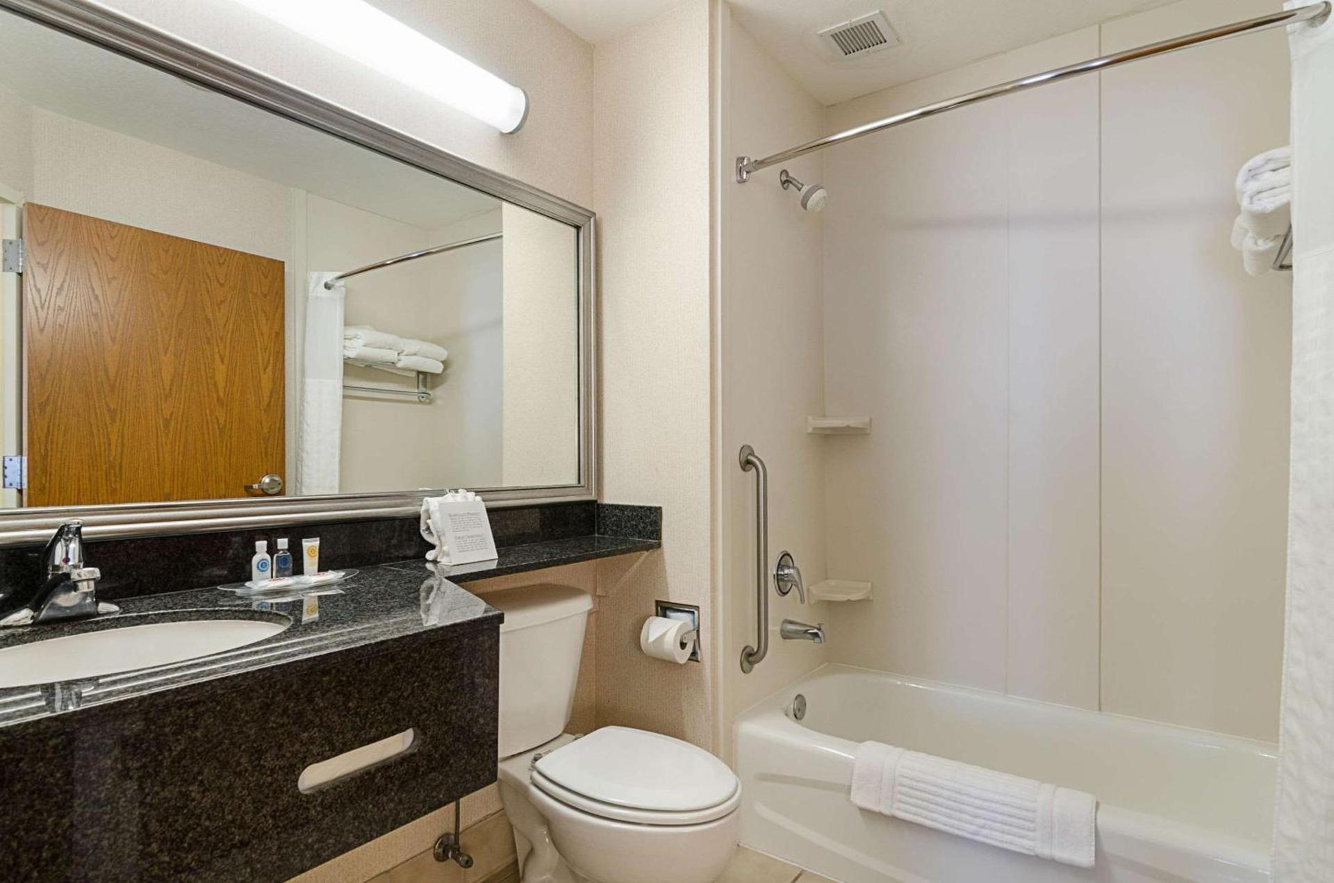 Quality Suites Springdale West I-49 photo 27