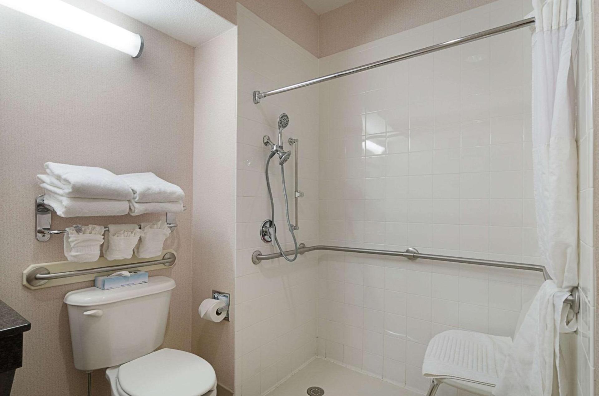 Quality Suites Springdale West I-49 photo 30