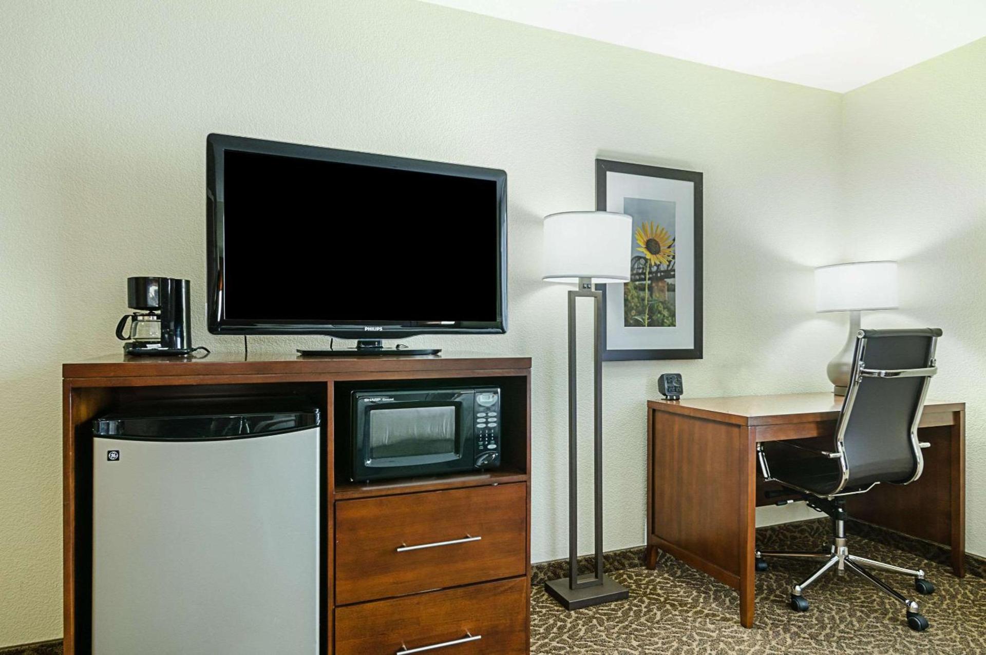 Quality Suites Springdale West I-49 photo 46