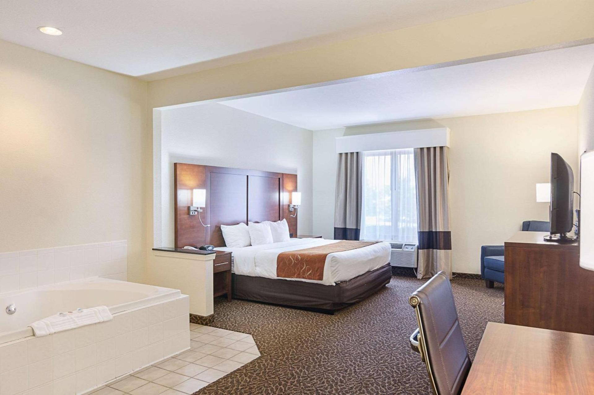 Quality Suites Springdale West I-49 photo 43