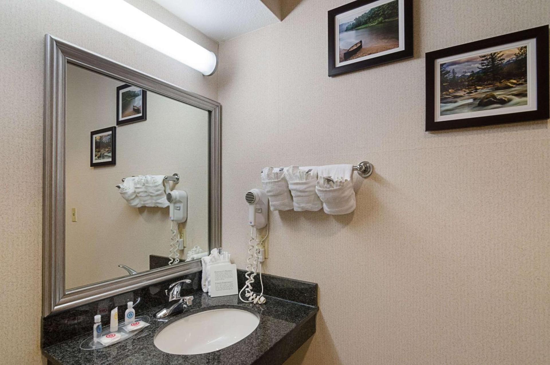 Quality Suites Springdale West I-49 photo 10