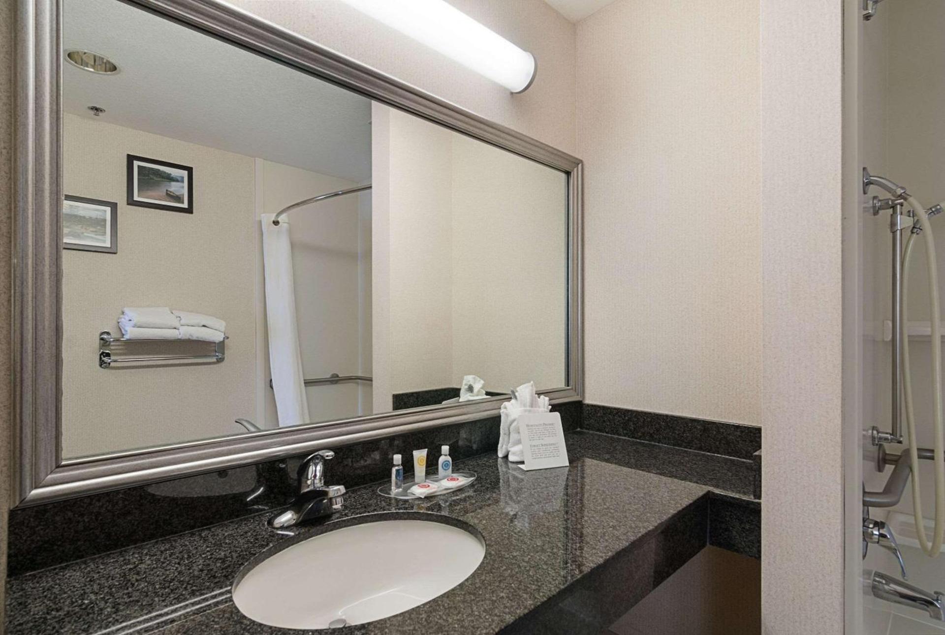 Quality Suites Springdale West I-49 photo 11