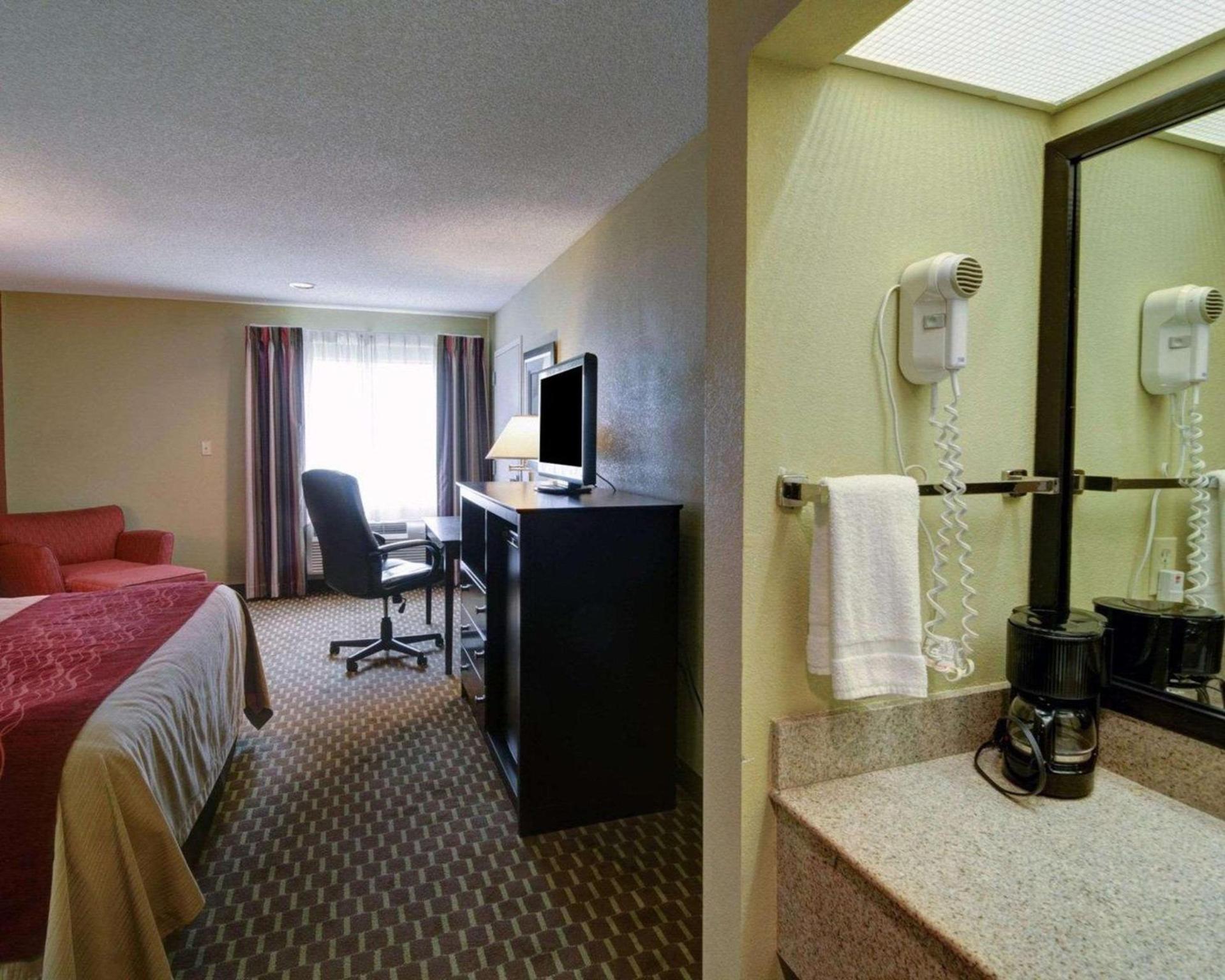 Quality Inn & Suites Pine Bluff photo 12