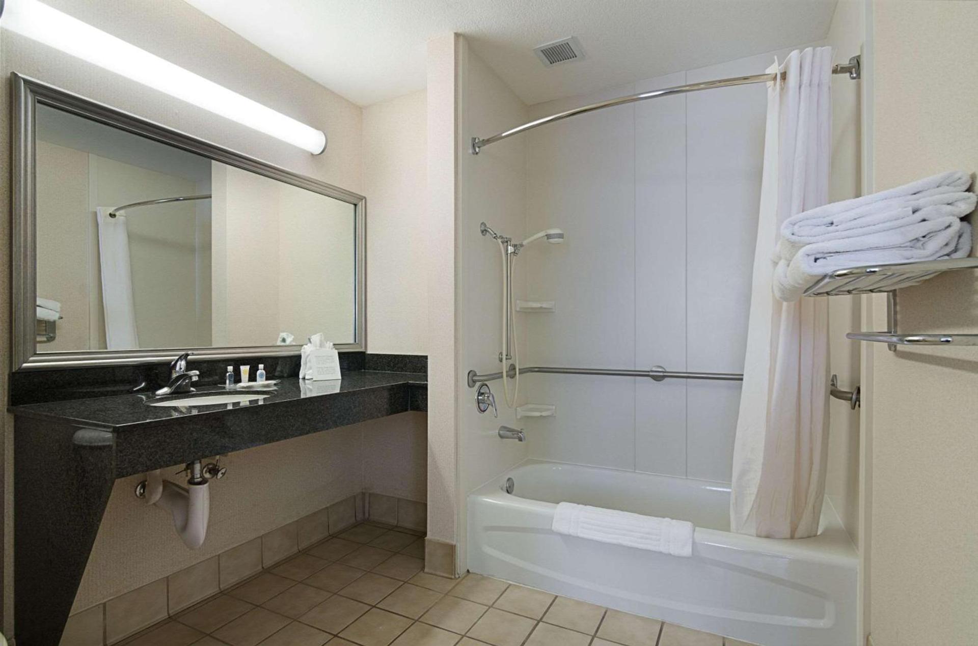Quality Suites Springdale West I-49 photo 12