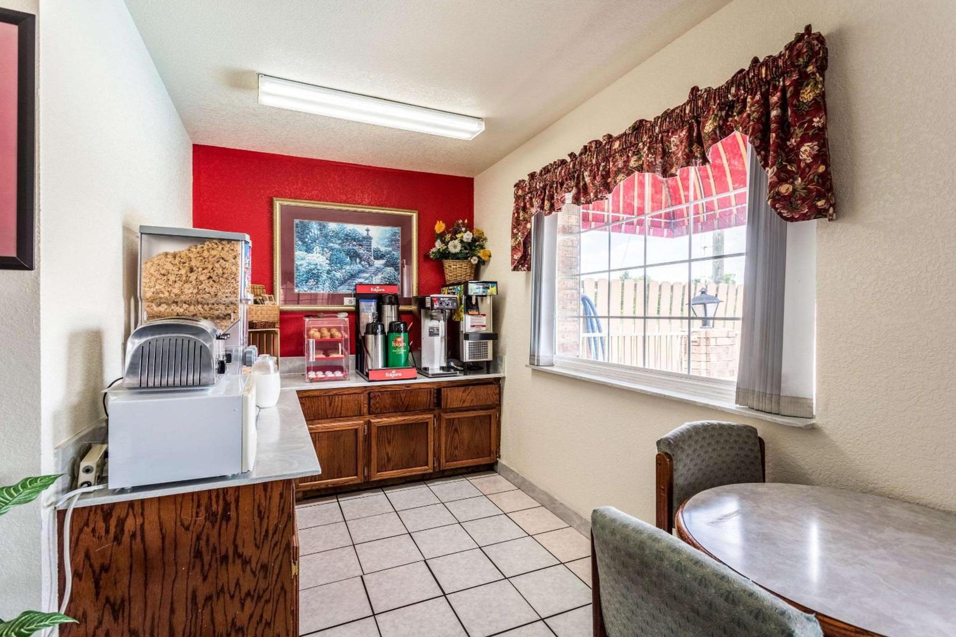 Econo Lodge & Suites Brinkley photo 4