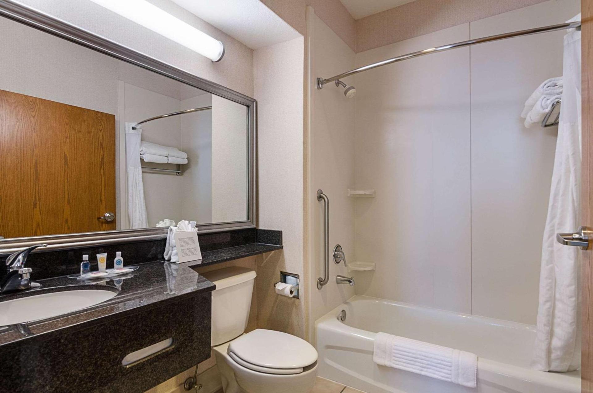 Quality Suites Springdale West I-49 photo 35