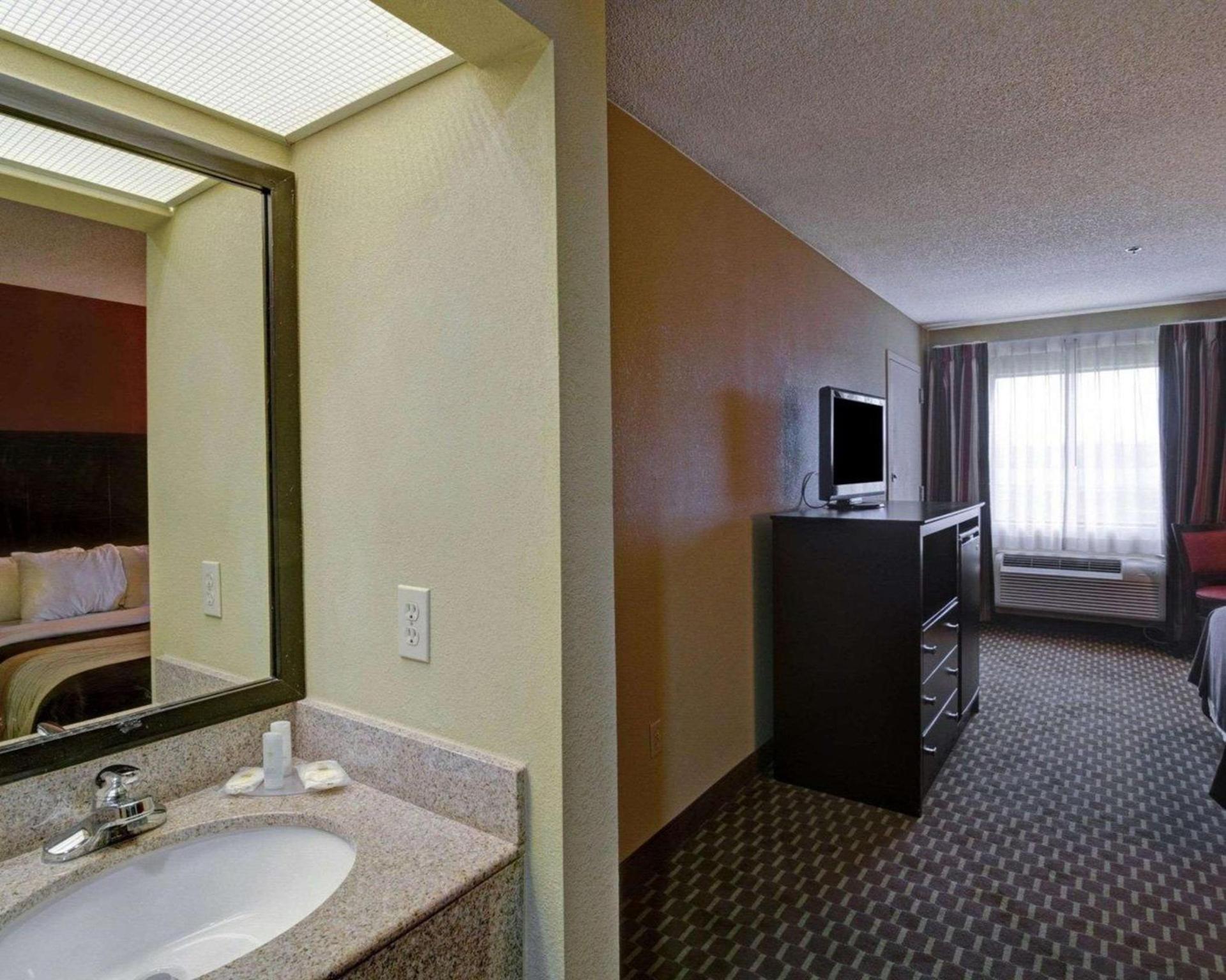 Quality Inn & Suites Pine Bluff photo 9