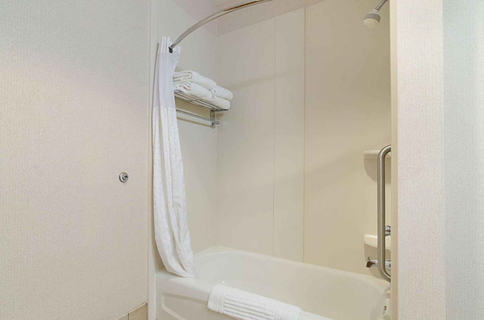 Quality Suites Springdale West I-49 photo 33