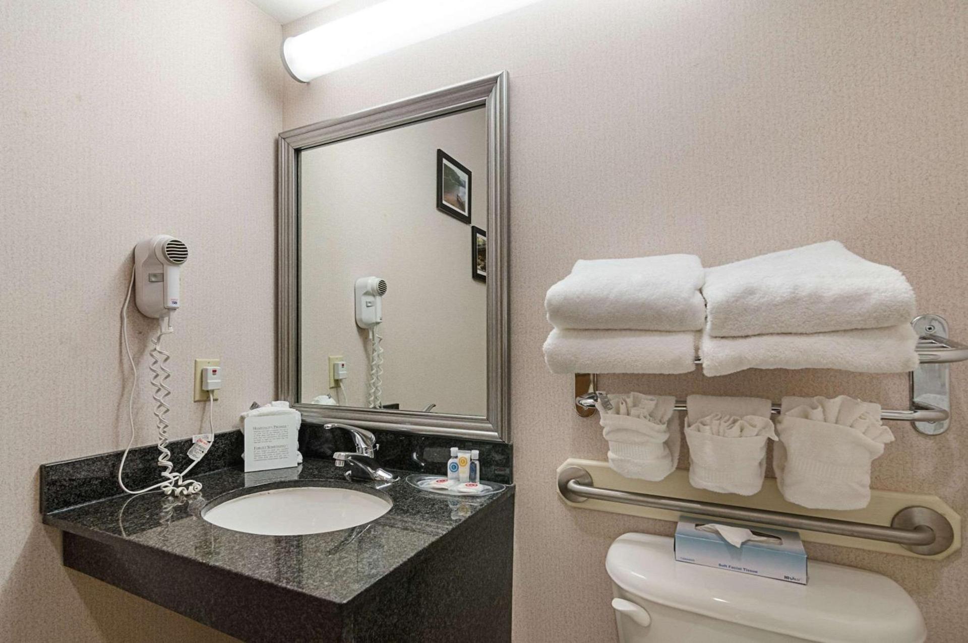 Quality Suites Springdale West I-49 photo 13